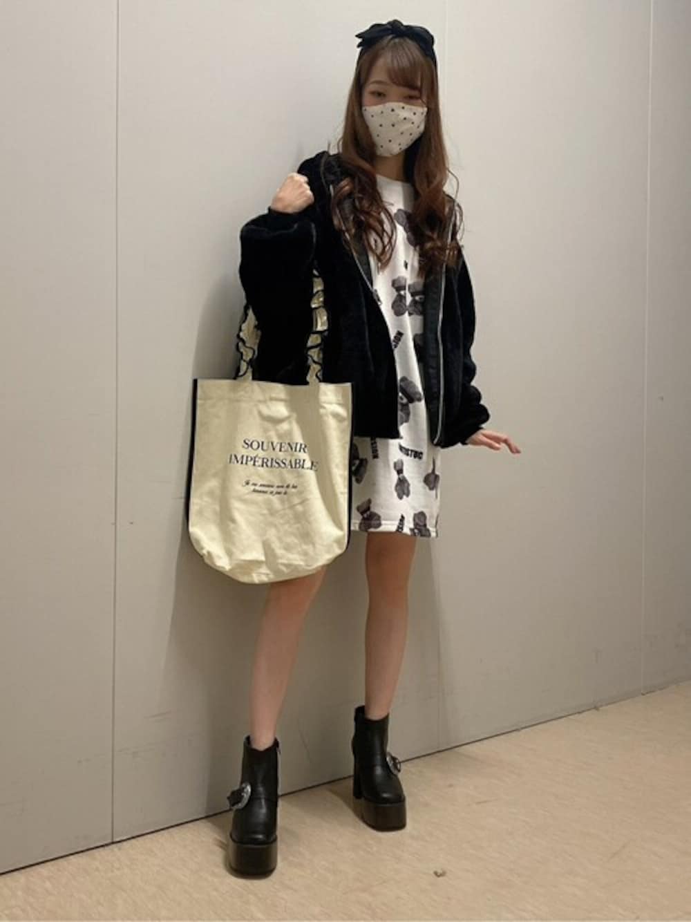 ホワイト系のスウェット、ブラック系のブーツ、ブラック系のトートバッグを着用したレディースの秋コーディネートの1枚目の写真