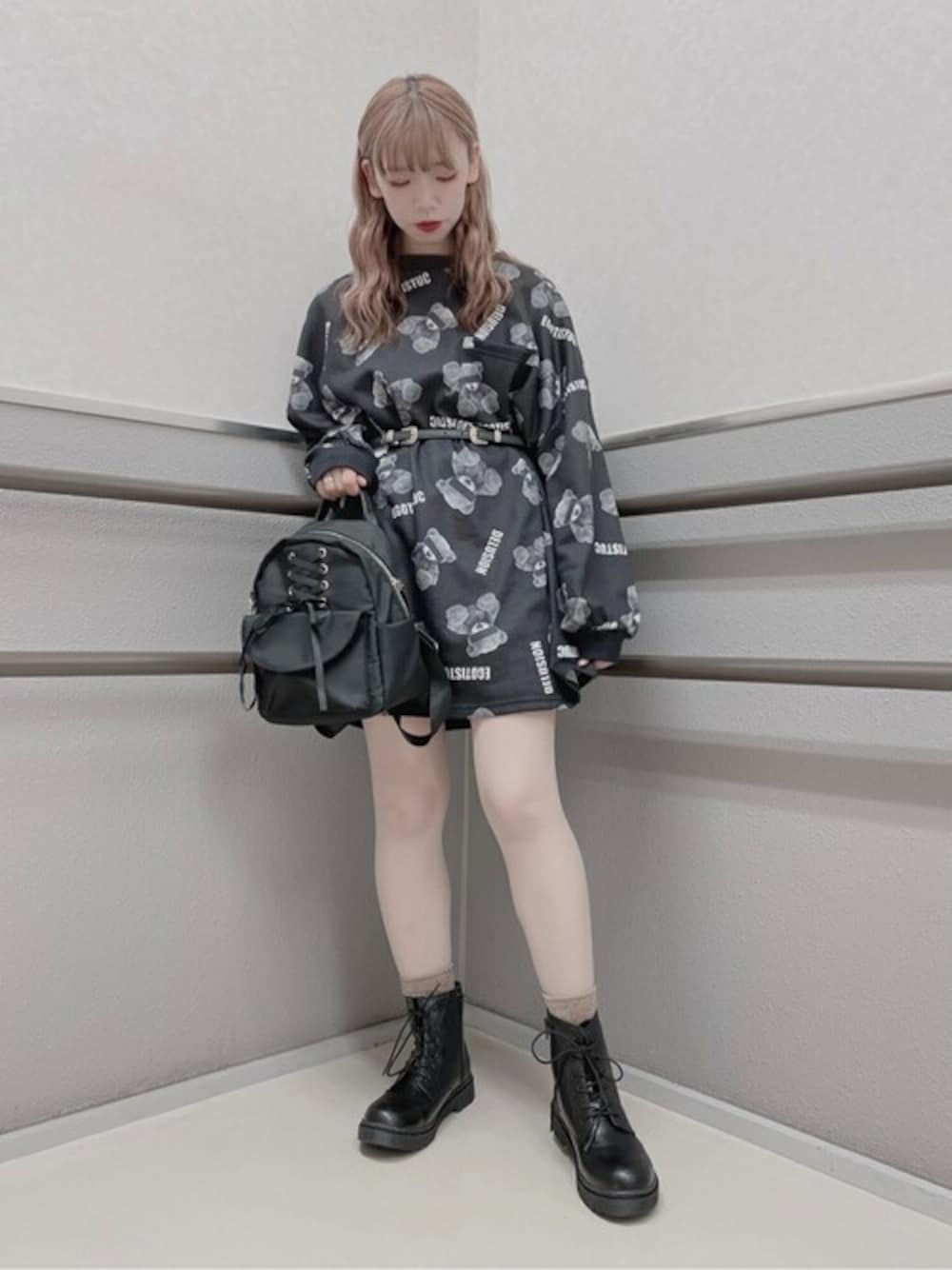 ブラック系のスウェット、ブラック系のバックパック/リュック、ブラック系のブーツを着用したレディースの秋コーディネートの1枚目の写真