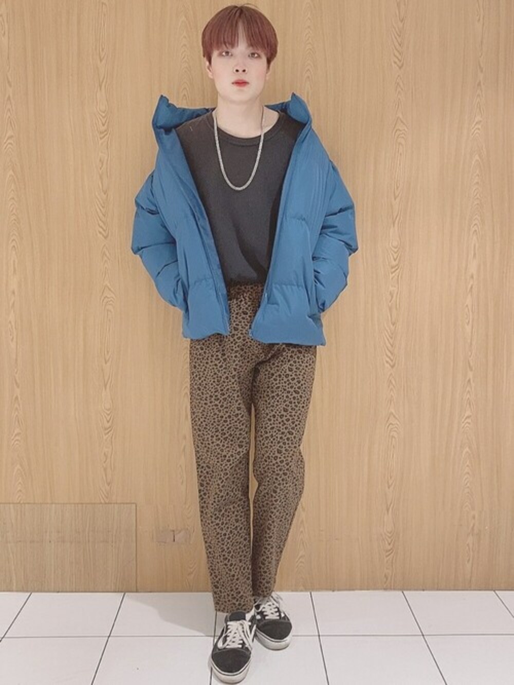 ブルー系のダウンジャケット/コート、その他のチノパンツ、ブラック系のスウェットを着用したメンズの秋コーディネートの1枚目の写真