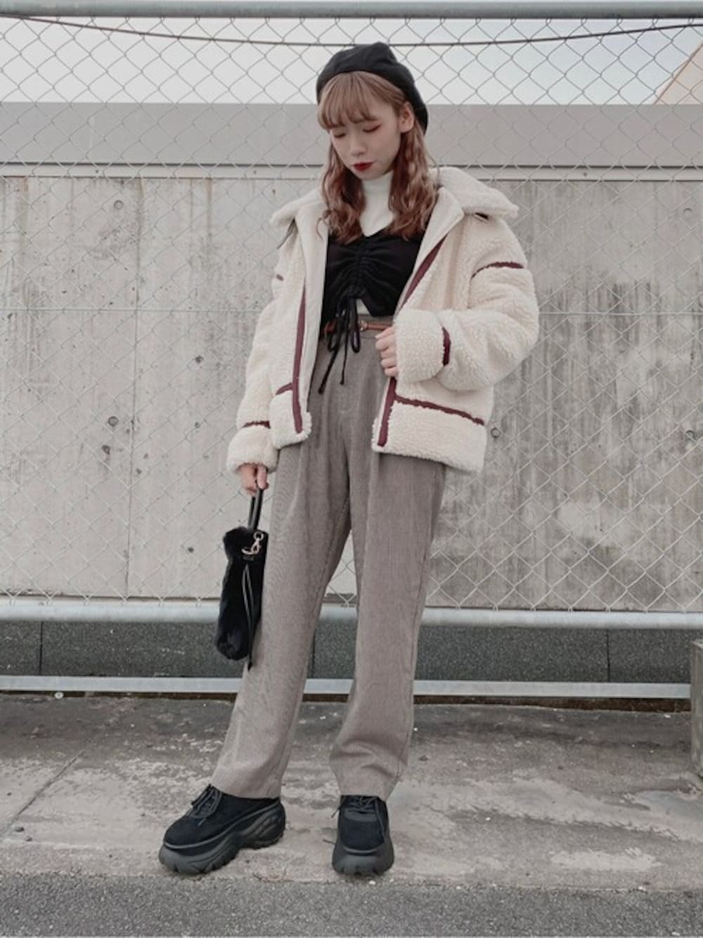 ホワイト系のTシャツ/カットソー、ブラック系のTシャツ/カットソー、ベージュ系のスラックスを着用したレディースの秋コーディネートの1枚目の写真