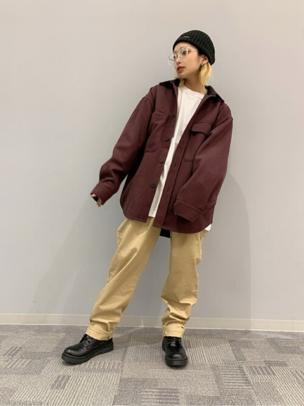 「カジュアル、シンプル、ボーイッシュ、ニット帽、秋のコーデ、ストリート、メンズライク、シンプルコーデ、カジュアルコーデ、秋コーデ」｜「WEGOのWEGO/【ユニセックスで着用可能！】シェフパンツ/コックパンツ（チノパンツ、ベージュ系）」を使った、WEGOさん（レディース・155cm）の秋コーディネートの1枚目の写真