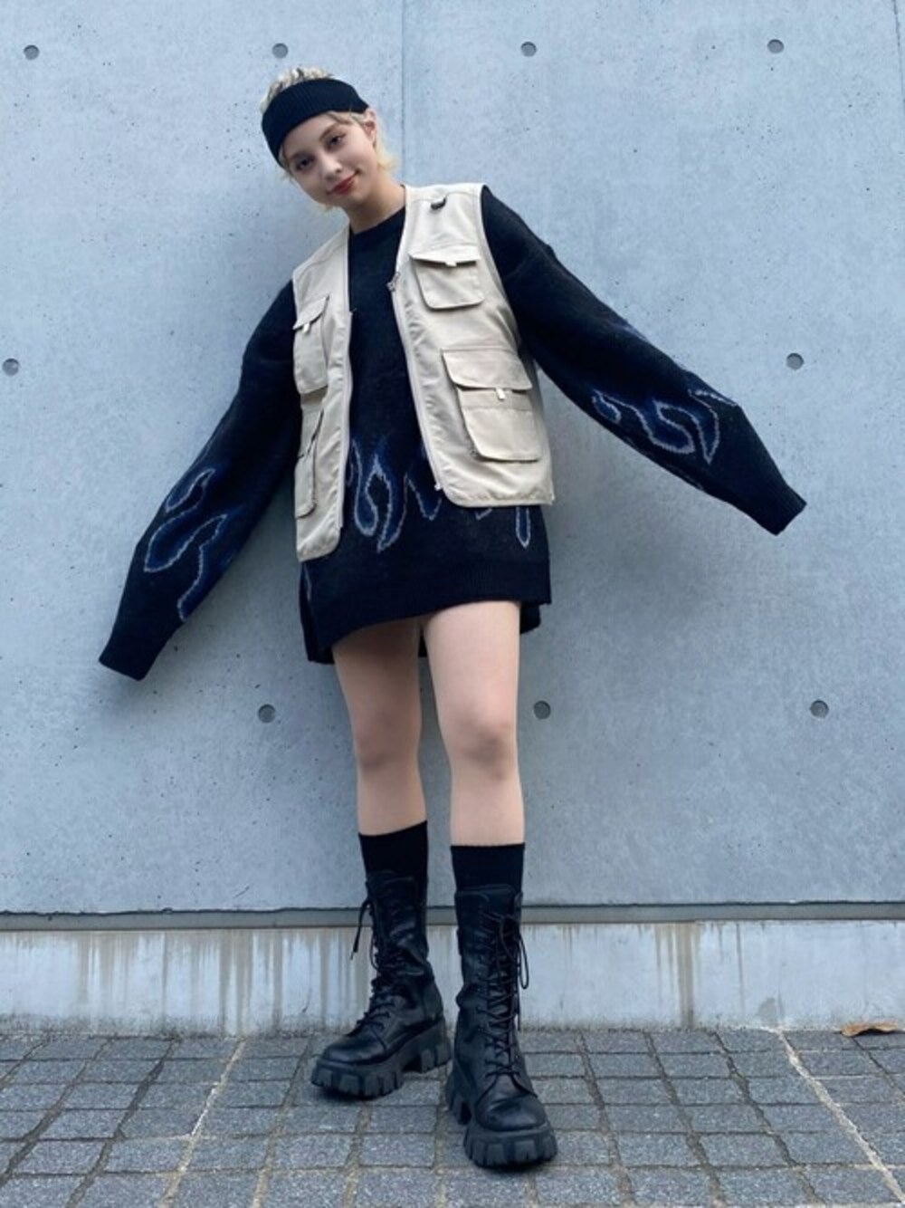 ベージュ系のベスト、ブラック系のヘアバンドを着用したレディースの秋コーディネートの1枚目の写真