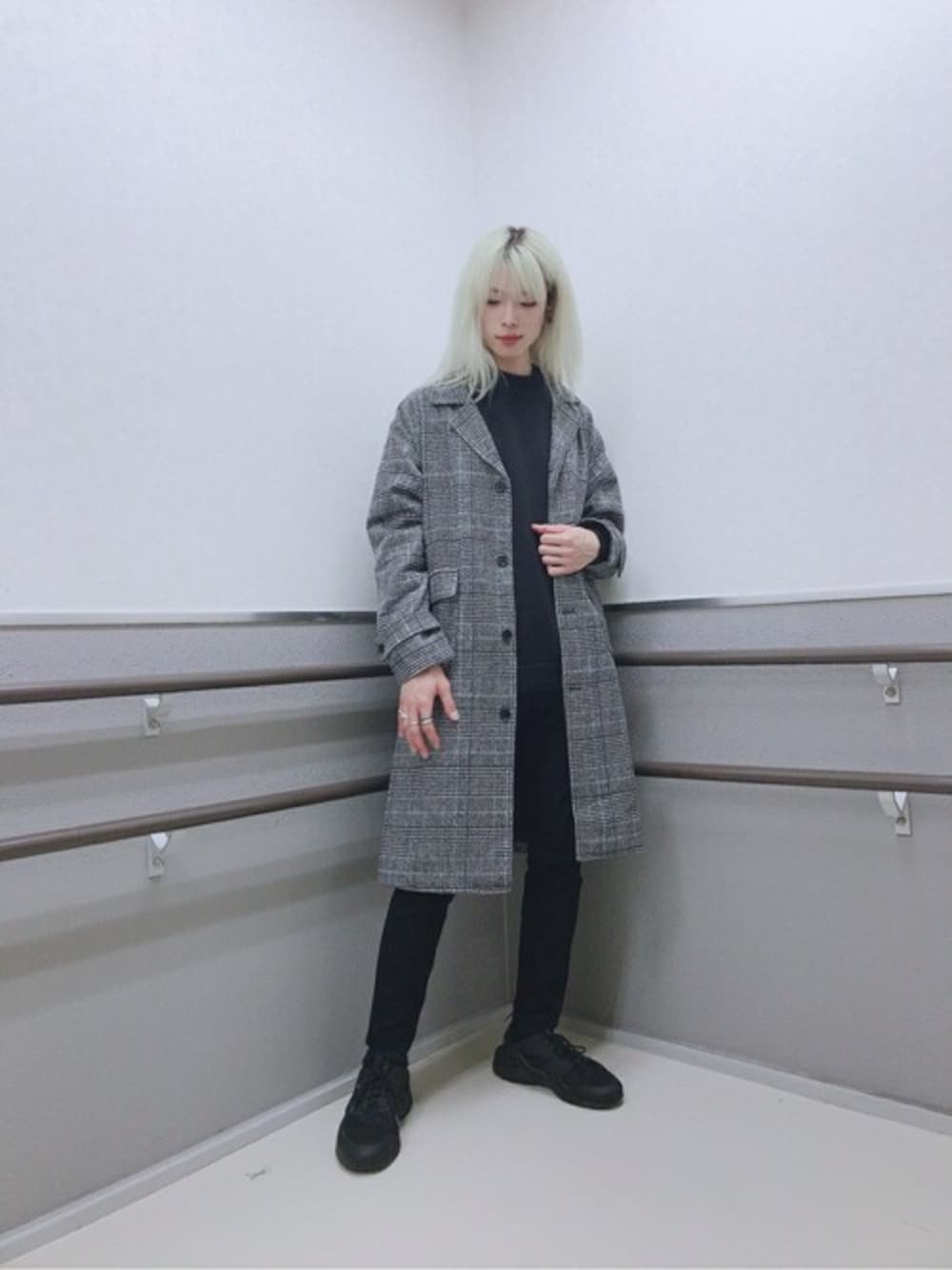 ブラック系のチノパンツ、ブラック系のスウェット、グレー系のチェスターコートを着用したメンズの秋コーディネートの1枚目の写真