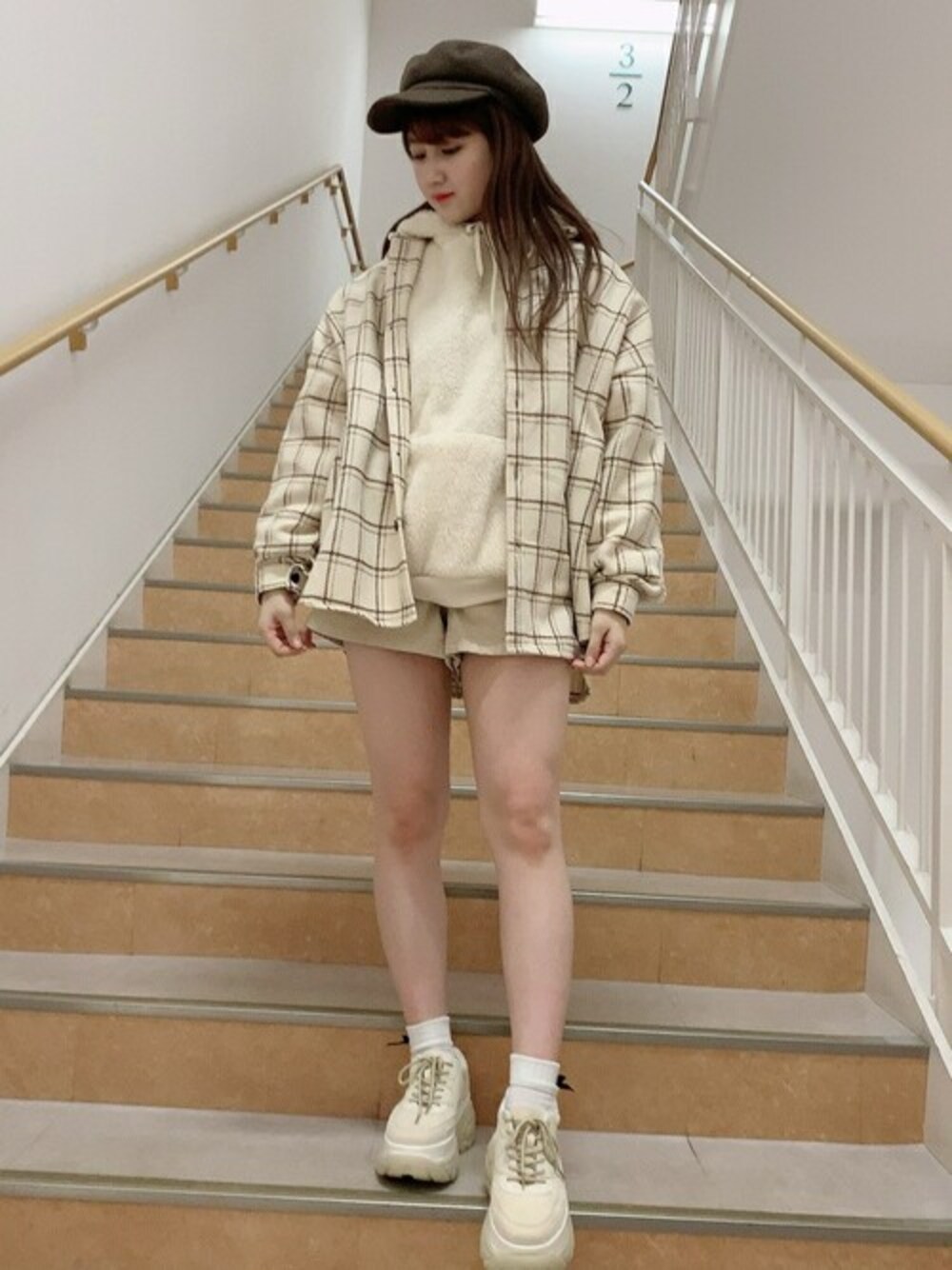 ベージュ系のパーカー、ホワイト系のその他パンツ、ホワイト系のブルゾンを着用したレディースの冬コーディネートの1枚目の写真