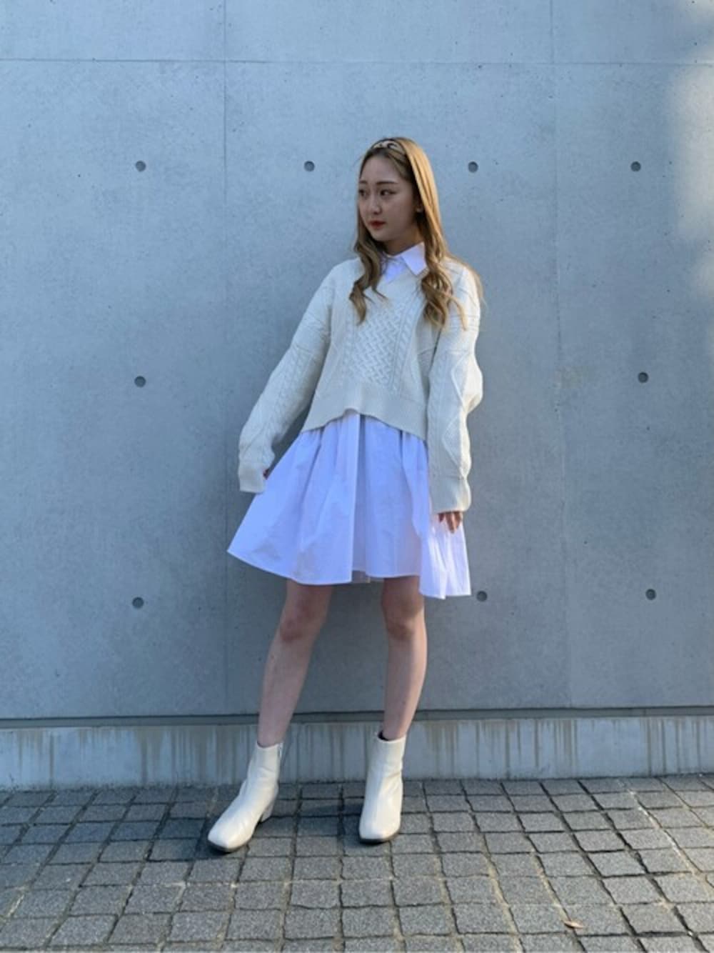 「ニット、ワンピース、ブーツ、ケーブルニット、シャツワンピース、ショートブーツ、バックリボン、アニマル柄、カチューシャ、シャツワンピ」｜「WEGOのWEGO/アニマル柄ワイドカチューシャ（カチューシャ、その他）」を使った、WEGOさん（レディース）の冬コーディネートの1枚目の写真