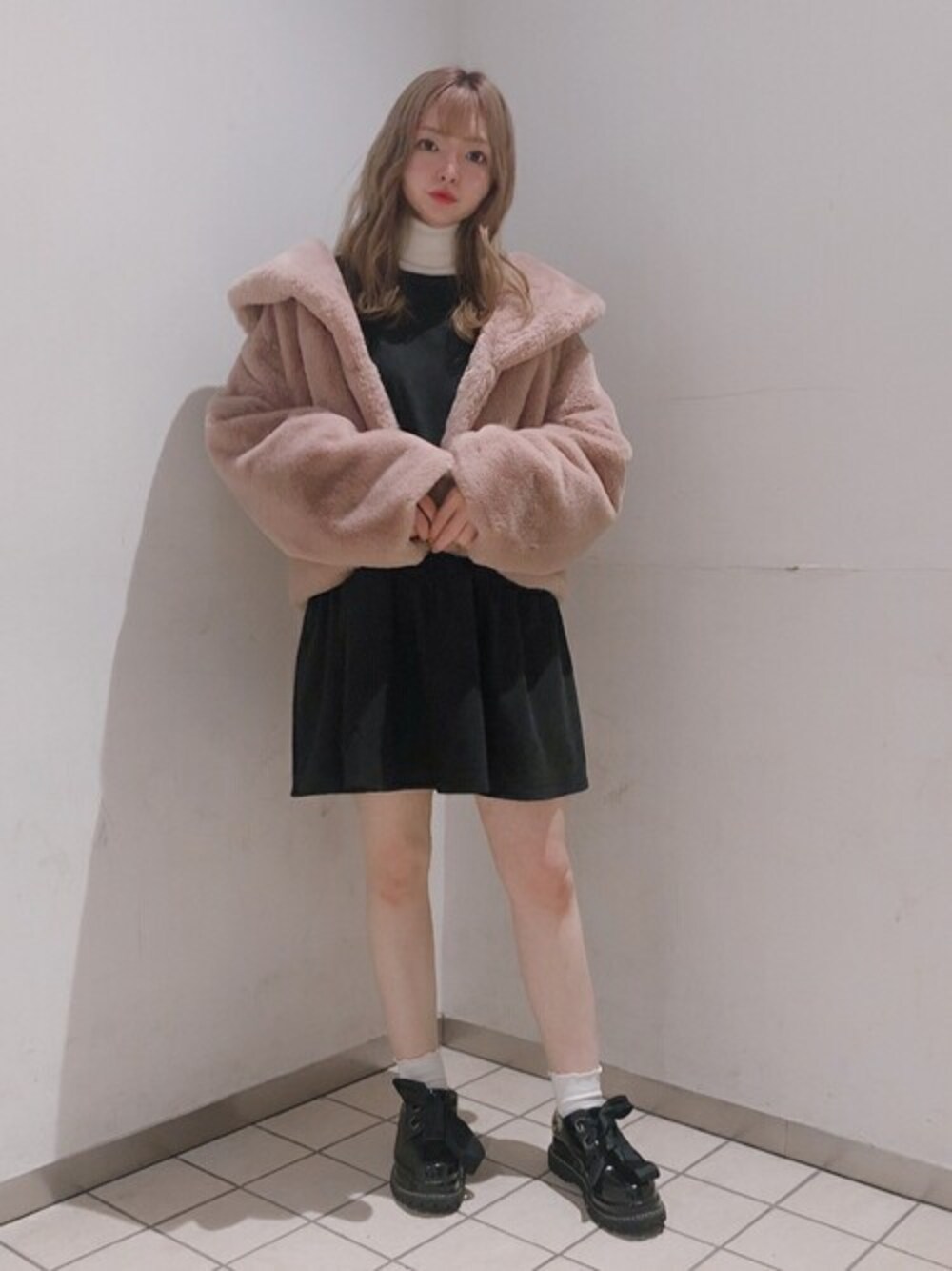 「アウター、ワンピース、ロンT、タートルネック、チュニック、カラーコート、ミニワンピ、チュニックワンピ、ティアードワンピース、ファーアウター」｜「WEGOのWEGO/ファーショールカラーコート（ダウンジャケット/コート、ピンク系）」を使った、WEGOさん（レディース・154cm）の冬コーディネートの1枚目の写真