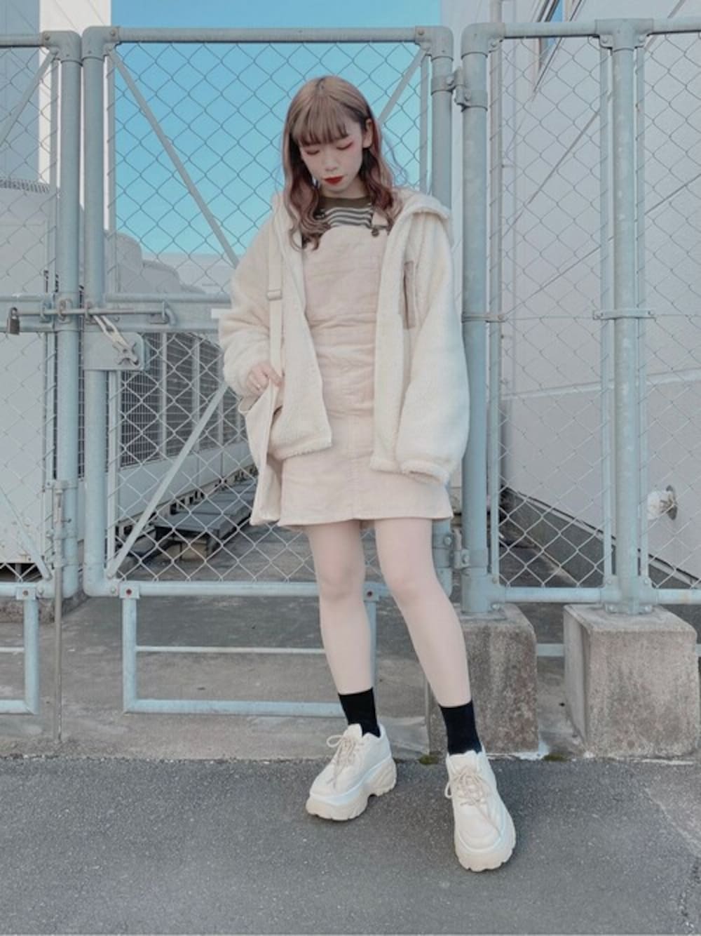 その他のスウェット、ホワイト系のジャンパースカート、ホワイト系のブルゾンを着用したレディースの冬コーディネートの1枚目の写真