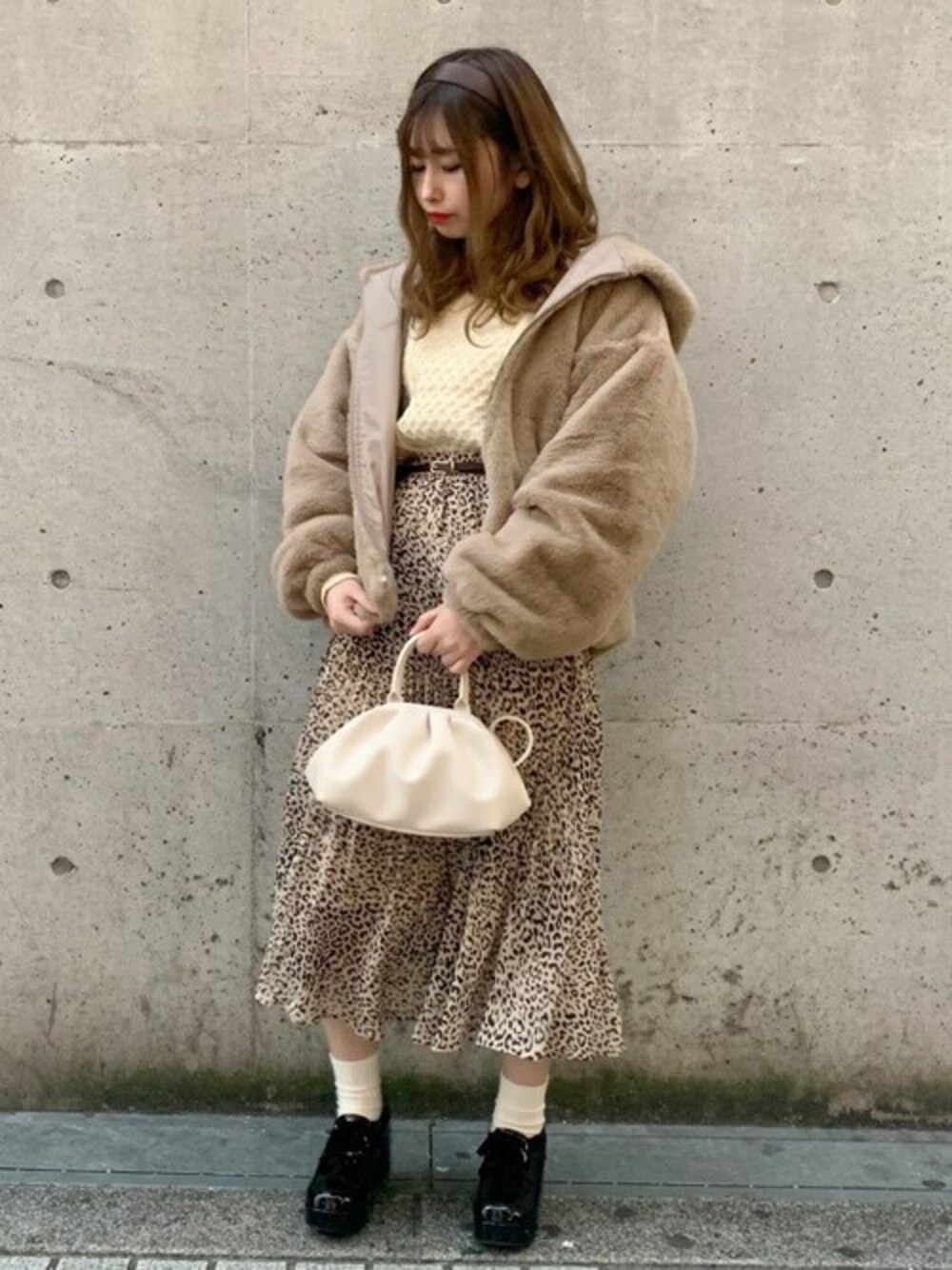 「ニット、アウター、スカート、シューズ、ロングスカート、カチューシャ、プリーツスカート、ファーブルゾン、ショートニット、ファーアウター」｜「WEGOのWEGO/ファーフードブルゾン（ブルゾン、ベージュ系）」を使った、WEGOさん（レディース・153cm）の冬コーディネートの1枚目の写真
