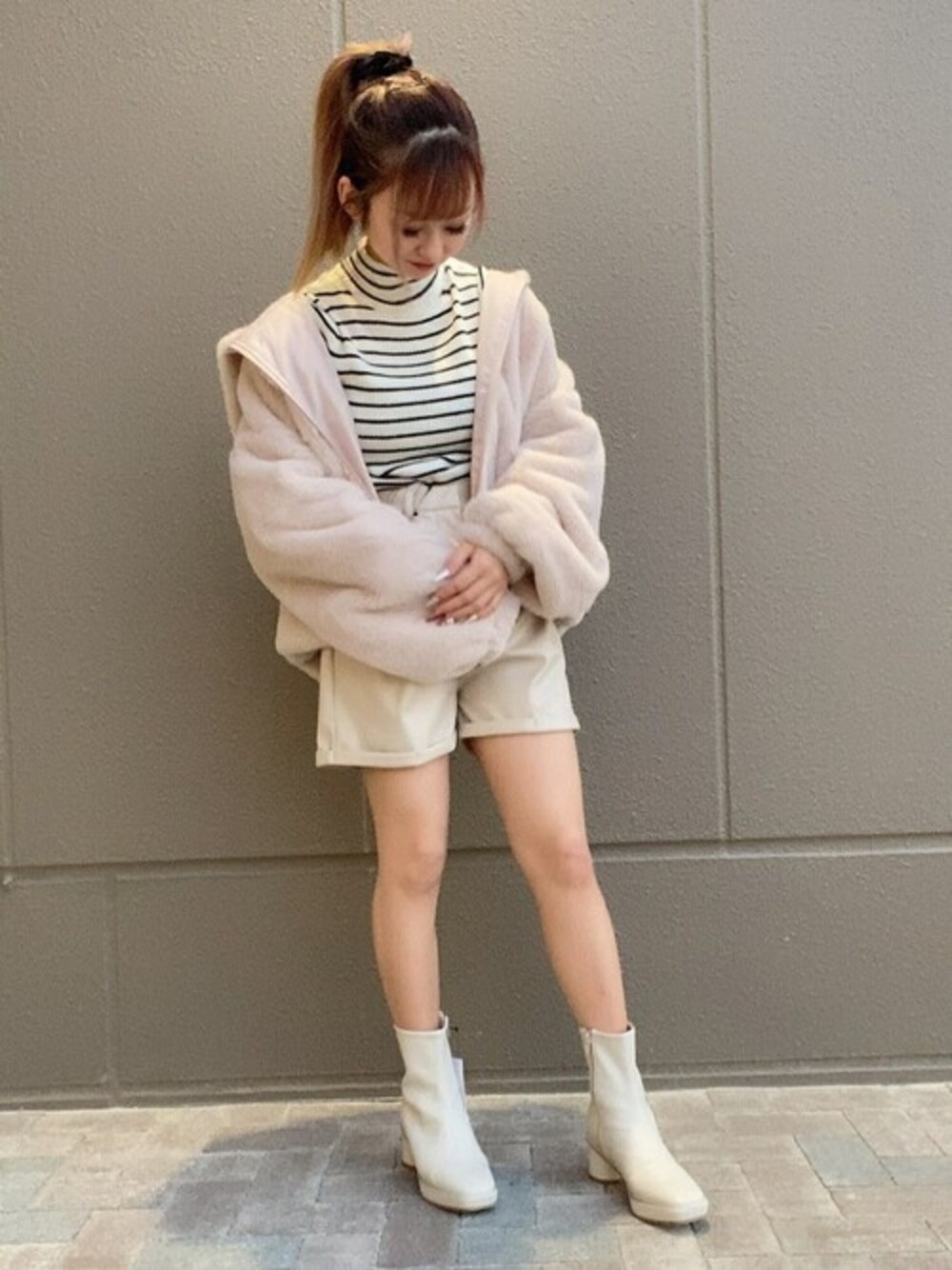 「ニット、アウター、ブーツ、ショートパンツ、ハイネック、ハイネックニット、リブニット、レザーパンツ、ストレッチブーツ、ファーアウター」｜「WEGOのWEGO/ファーフードブルゾン（ブルゾン、ピンク系）」を使った、WEGOさん（レディース・150cm）の冬コーディネートの1枚目の写真