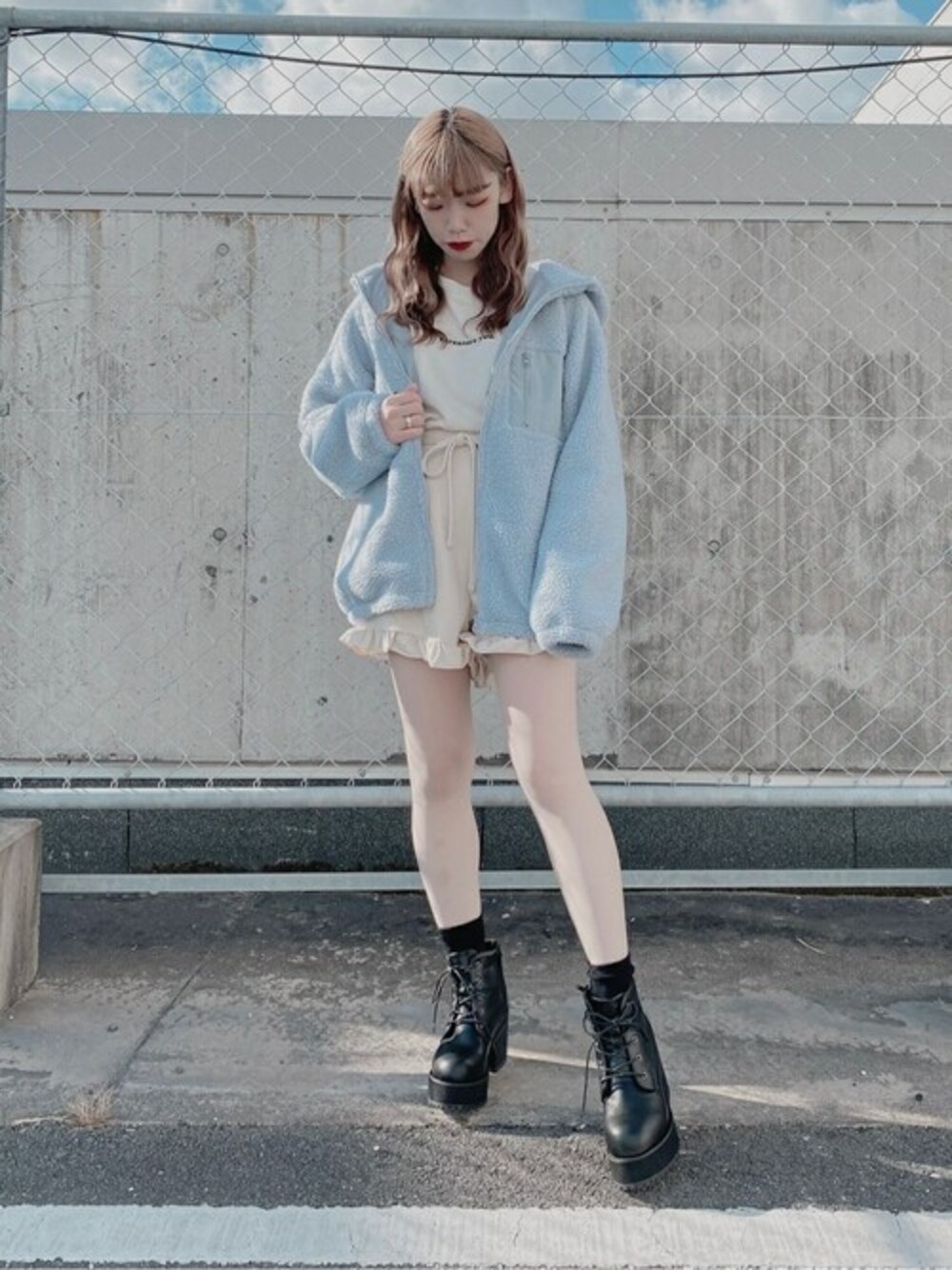 「スウェット、アウター、ブーツ、ショートパンツ、チュール、フリル、ウエストリボン、フリルパンツ、ファーアウター」｜「WEGOのWEGO/チュールスリーブロゴプルオーバー（スウェット、ホワイト系）」を使った、WEGOさん（レディース・150cm）の冬コーディネートの1枚目の写真