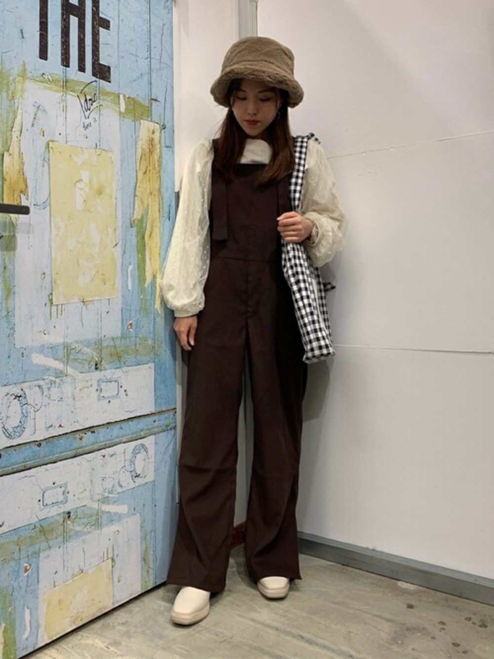 ホワイト系のスウェット、その他のトートバッグ、ホワイト系のブーツを着用したレディースの冬コーディネートの1枚目の写真