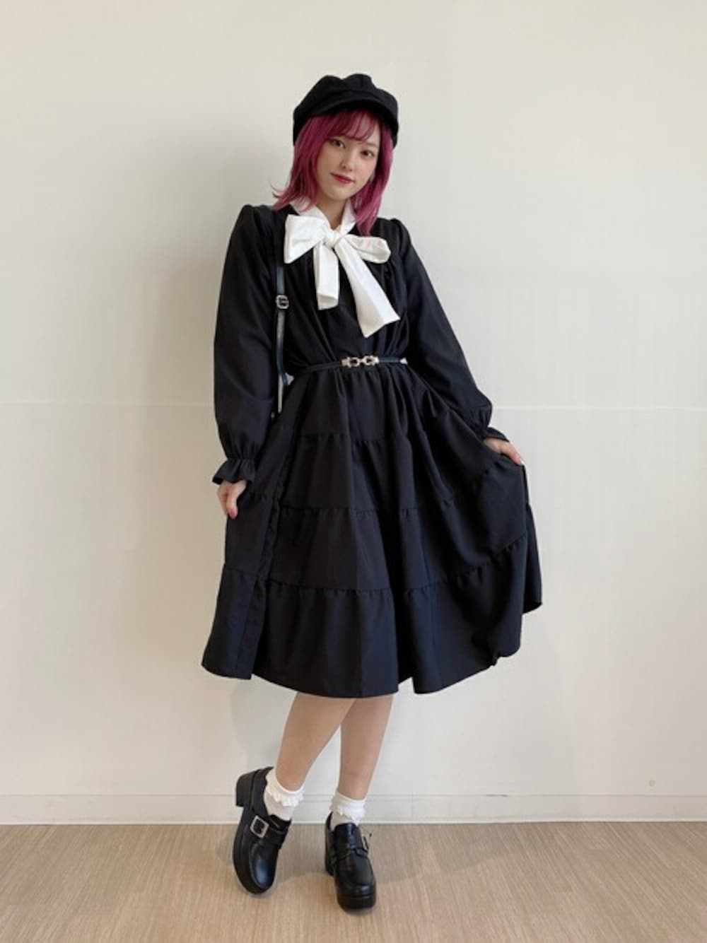 「ブラウス、ワンピース、ショルダーバッグ、ブラックコーデ、キャスケット、ガーリー、ロングワンピース、サッチェルバッグ、リボンブラウス、ティアードワンピース」｜「WEGOのWEGO/ボリュームキャスケット（キャスケット、ブラック系）」を使った、WEGOさん（レディース・163cm）の冬コーディネートの1枚目の写真