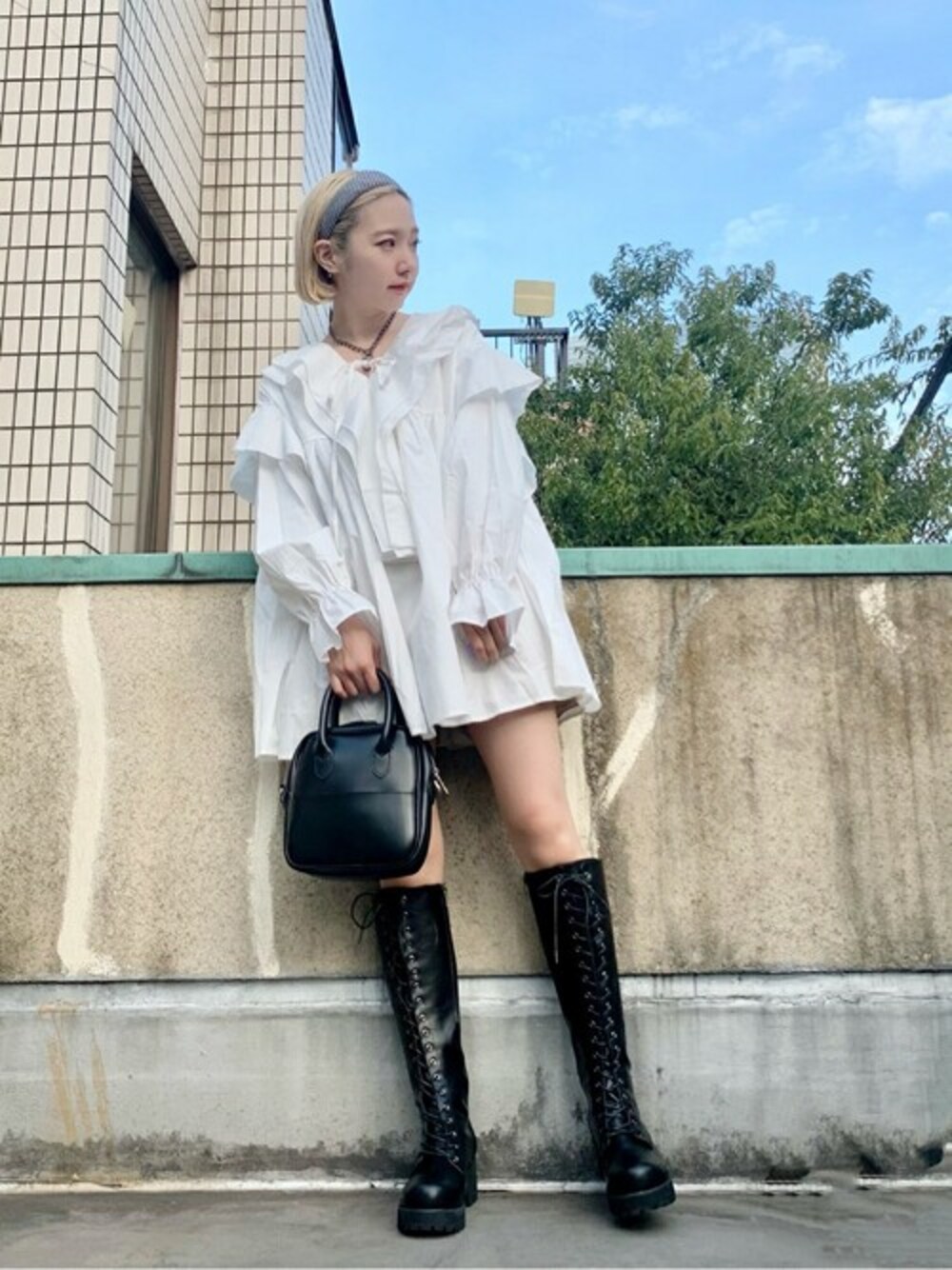 ホワイト系のシャツ/ブラウス、ブラック系のショルダーバッグ、ブラック系のブーツを着用したレディースの冬コーディネートの1枚目の写真