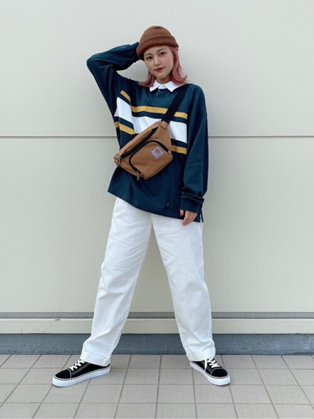 ブラウン系のボディバッグ/ウエストポーチ、グリーン系のTシャツ/カットソー、ホワイト系のスラックスを着用したレディースの冬コーディネートの1枚目の写真