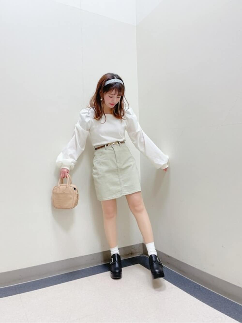ホワイト系のTシャツ/カットソー、グリーン系のデニムスカート、その他のドレスシューズを着用したレディースの春コーディネートの1枚目の写真