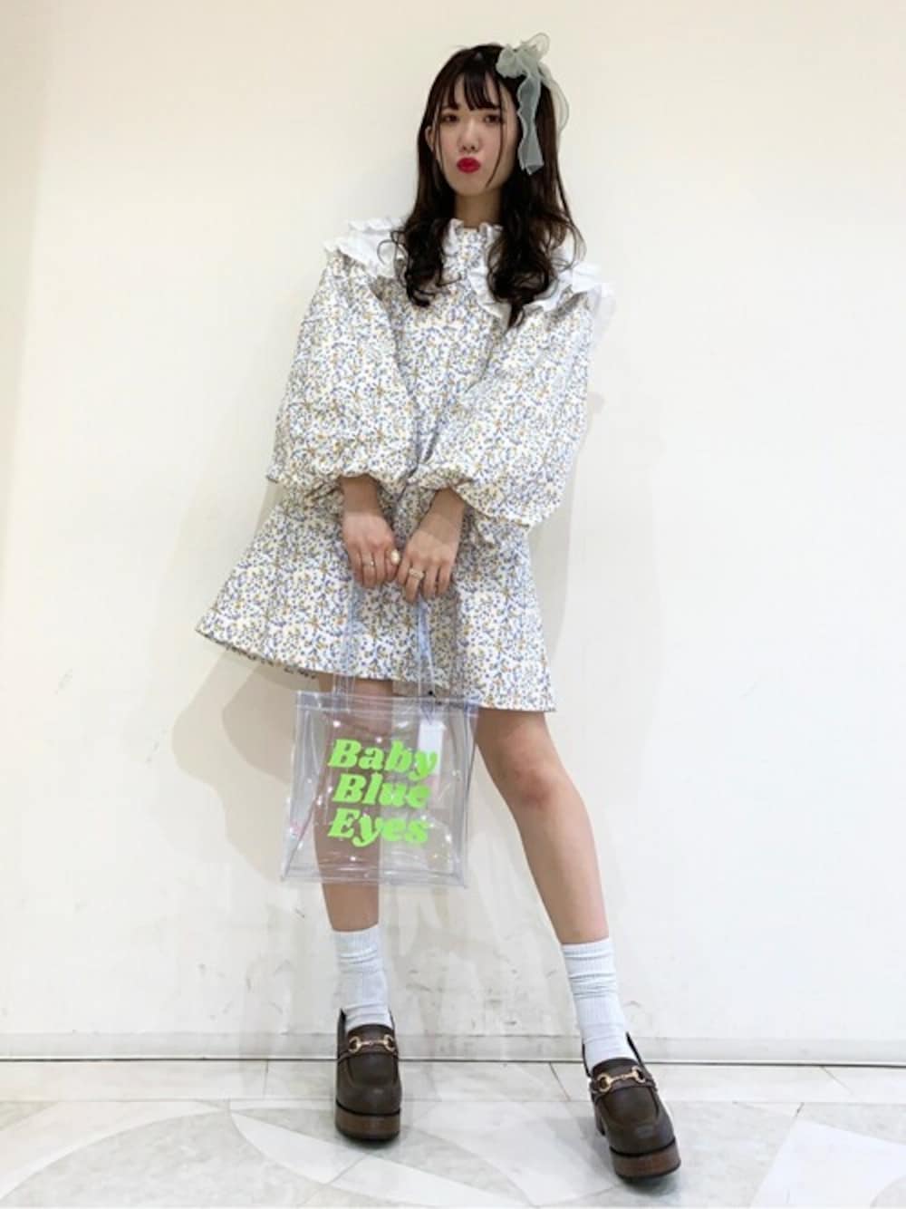 「ブラウス、ワンピース、花柄、ローファー、ガーリー、春コーデ、花柄ワンピース、ミニワンピ、クリアバッグ、フリルブラウス」｜「WCのWC/ローファーパンプス（パンプス、ブラウン系）」を使った、WEGOさん（レディース・161cm）の春コーディネートの1枚目の写真