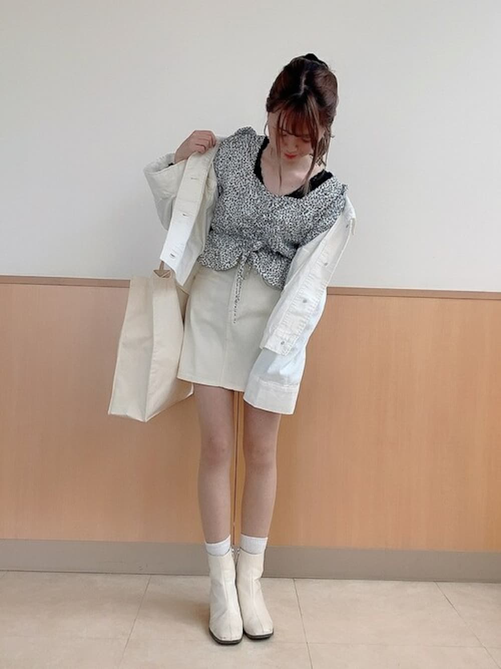ブラック系のTシャツ/カットソー、その他のシャツ/ブラウス、ホワイト系のデニムスカートを着用したレディースの春コーディネートの1枚目の写真