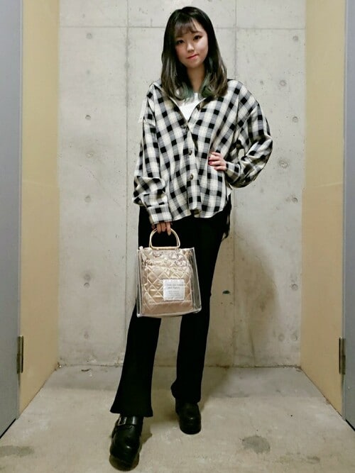 黒リブパンツ×チェック柄シャツコーデ