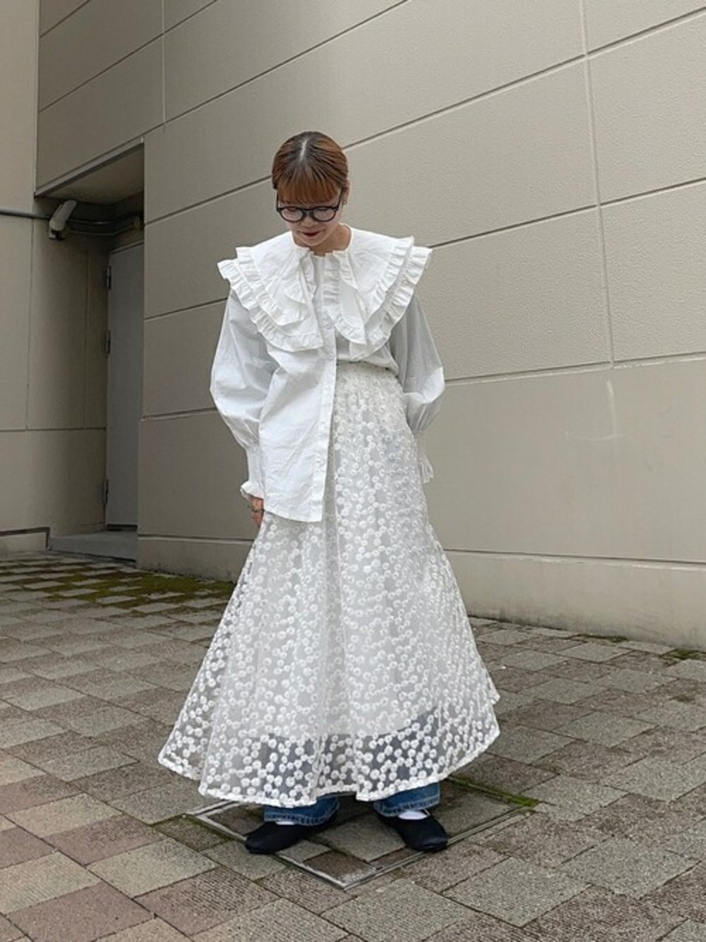 ホワイト系のスカート、ブラック系のドレスシューズ、ホワイト系のシャツ/ブラウスを着用したレディースの春コーディネートの1枚目の写真
