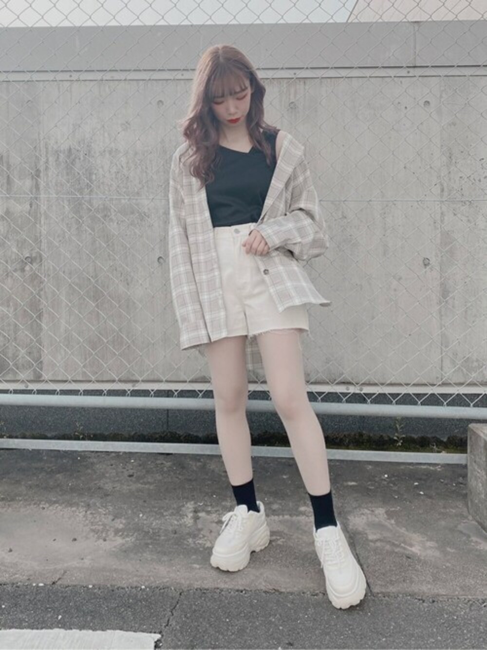 グレー系のシャツ/ブラウス、ベージュ系のデニムパンツを着用したレディースの春コーディネートの1枚目の写真