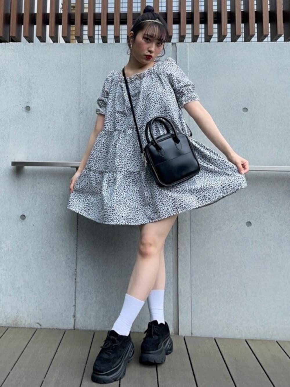 その他のチュニック、その他のデニムパンツ、ブラック系のショルダーバッグを着用したレディースの春コーディネートの1枚目の写真