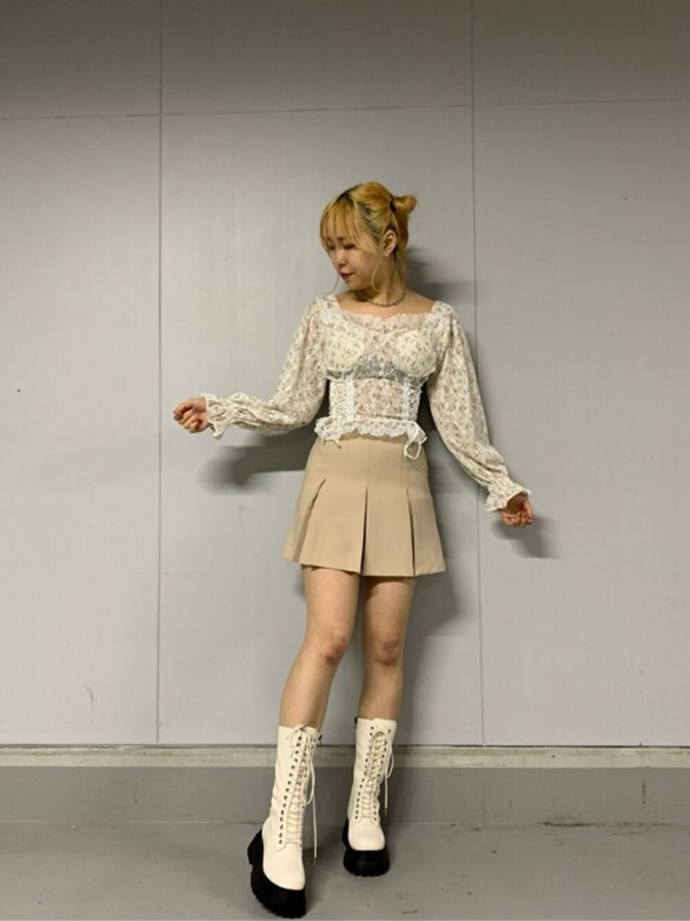 ホワイト系のブーツ、ベージュ系のスカート、ホワイト系のシャツ/ブラウスを着用したレディースの春コーディネートの1枚目の写真