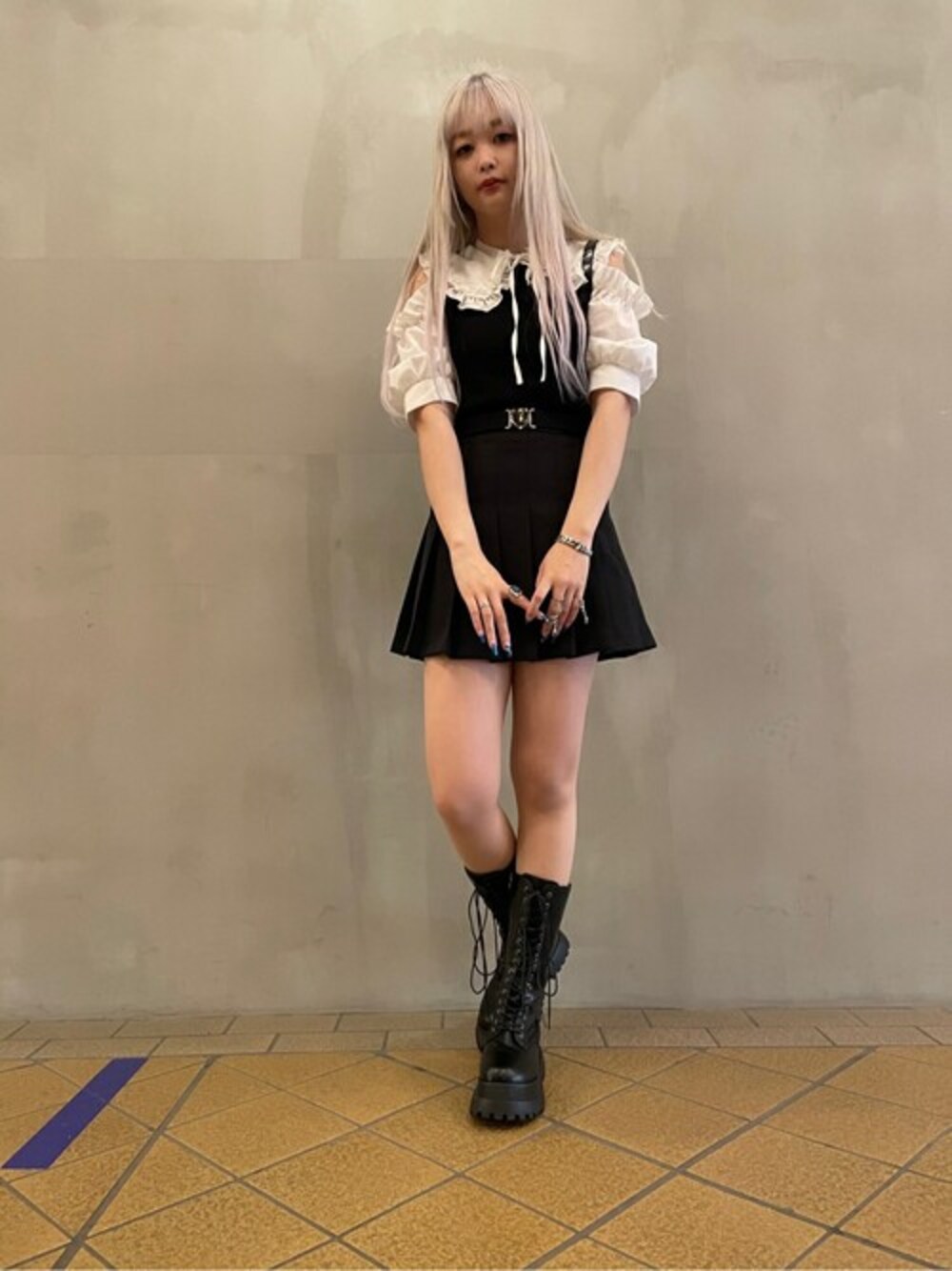 「ブーツ、ブラック、ミニスカート、ガーリー、おでかけ、つけ襟、夏コーデ、オープンショルダー、ミニリュック、パフスリーブ」｜「WEGOのWEGO/パフスリーブオープンショルダープルオーバー（ニット/セーター、ブラック系）」を使った、WEGOさん（レディース・157cm）の春コーディネートの1枚目の写真