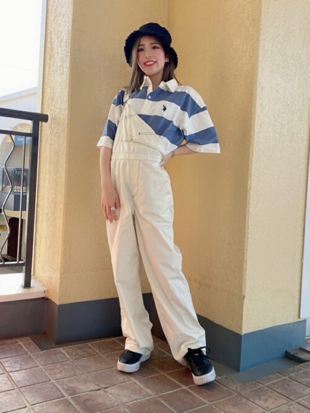 ブルー系のTシャツ/カットソー、ホワイト系のサロペット/オーバーオールを着用したレディースの春コーディネートの1枚目の写真