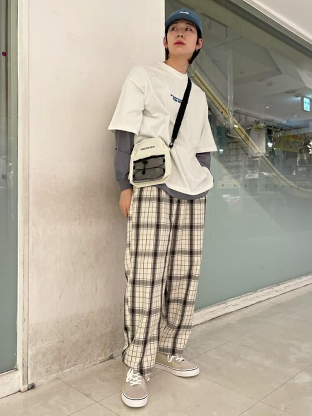 ベージュ系のスラックス、ブルー系のTシャツ/カットソー、ホワイト系のTシャツ/カットソーを着用したメンズの春コーディネートの1枚目の写真