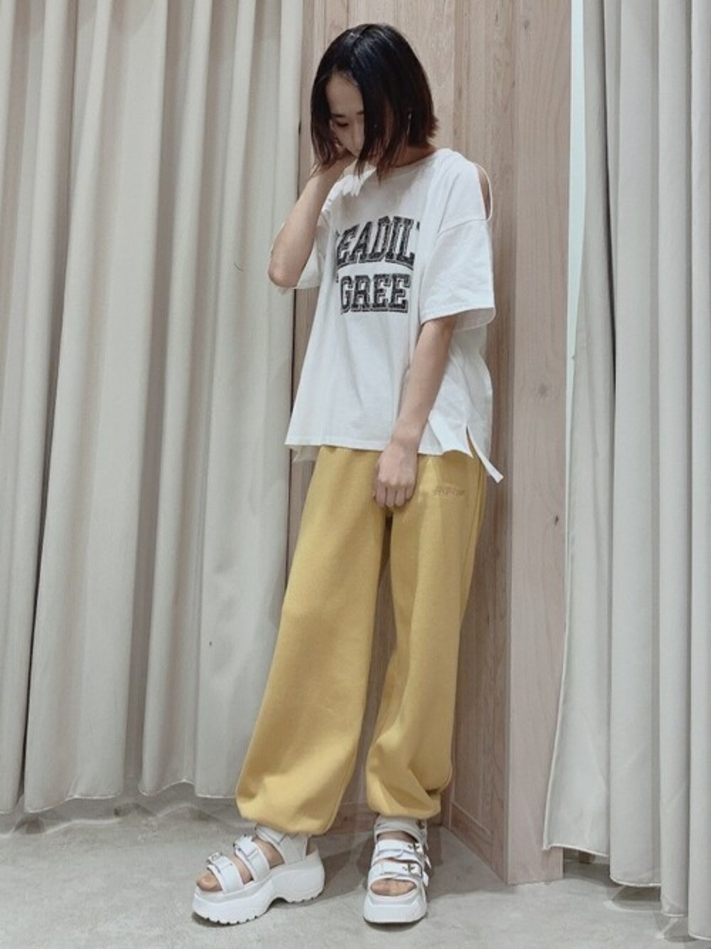 「スウェットパンツ、カジュアル、シンプル、Tシャツ、ナチュラル、パンツスタイル、シンプルコーデ、オープンショルダー、カジュアルコーデ、スポーツサンダル」｜「WEGOのWEGO/オープンショルダーロゴT（Tシャツ/カットソー、ホワイト系）」を使った、WEGOさん（レディース・155cm）の春コーディネートの1枚目の写真