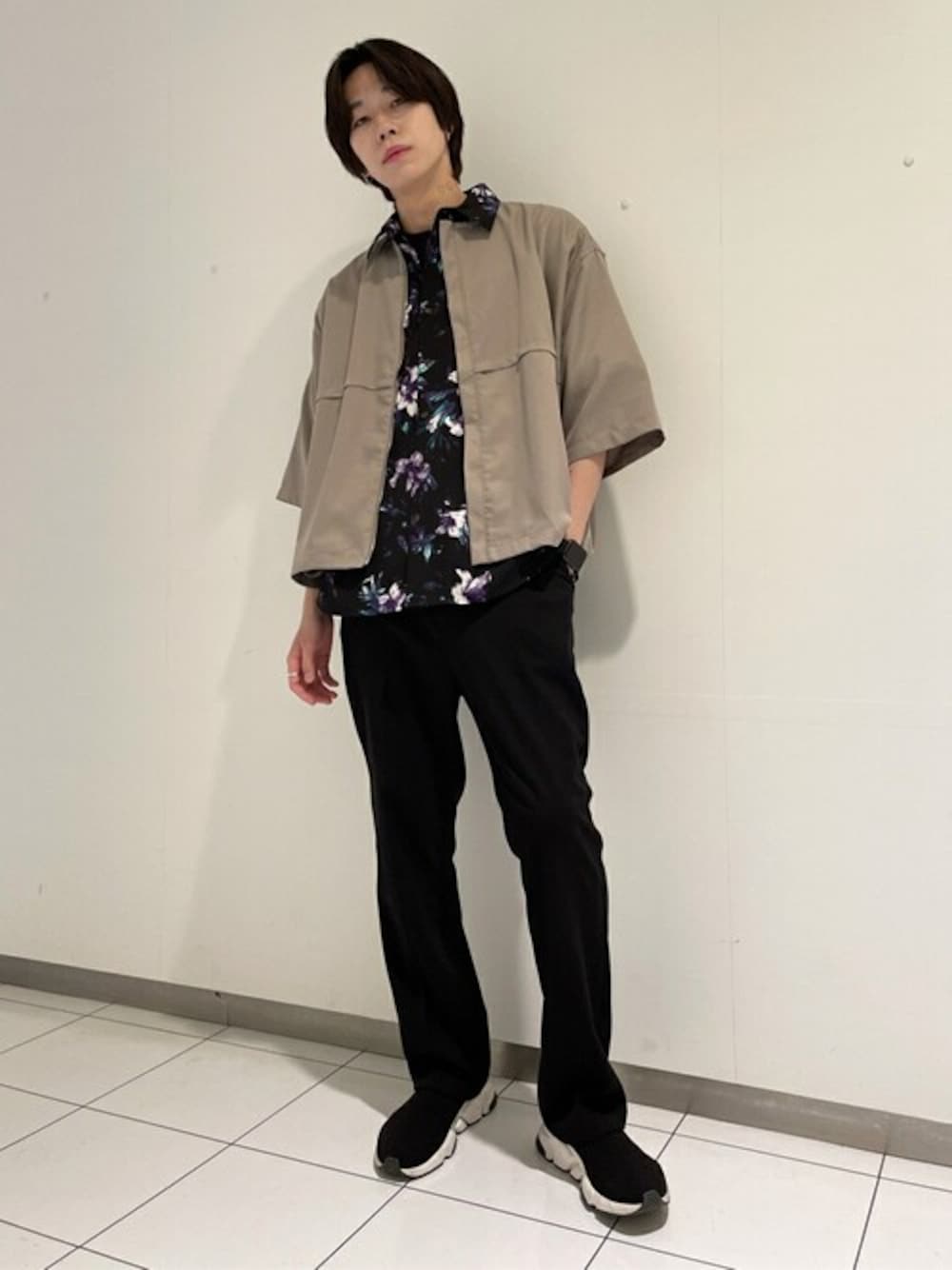 グレー系のシャツ/ブラウス、ブラック系のシャツ/ブラウス、ブラック系のTシャツ/カットソーを着用したメンズの春コーディネートの1枚目の写真