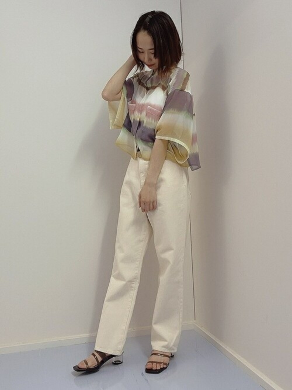 その他のシャツ/ブラウス、ブラック系のサンダル、ホワイト系のデニムパンツを着用したレディースの春コーディネートの1枚目の写真