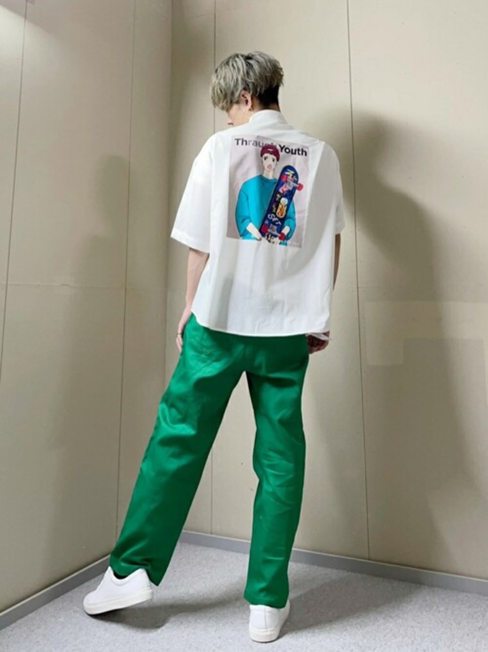 ホワイト系のシャツ/ブラウス、グリーン系のチノパンツ、ホワイト系のスニーカーを着用したメンズの春コーディネートの1枚目の写真
