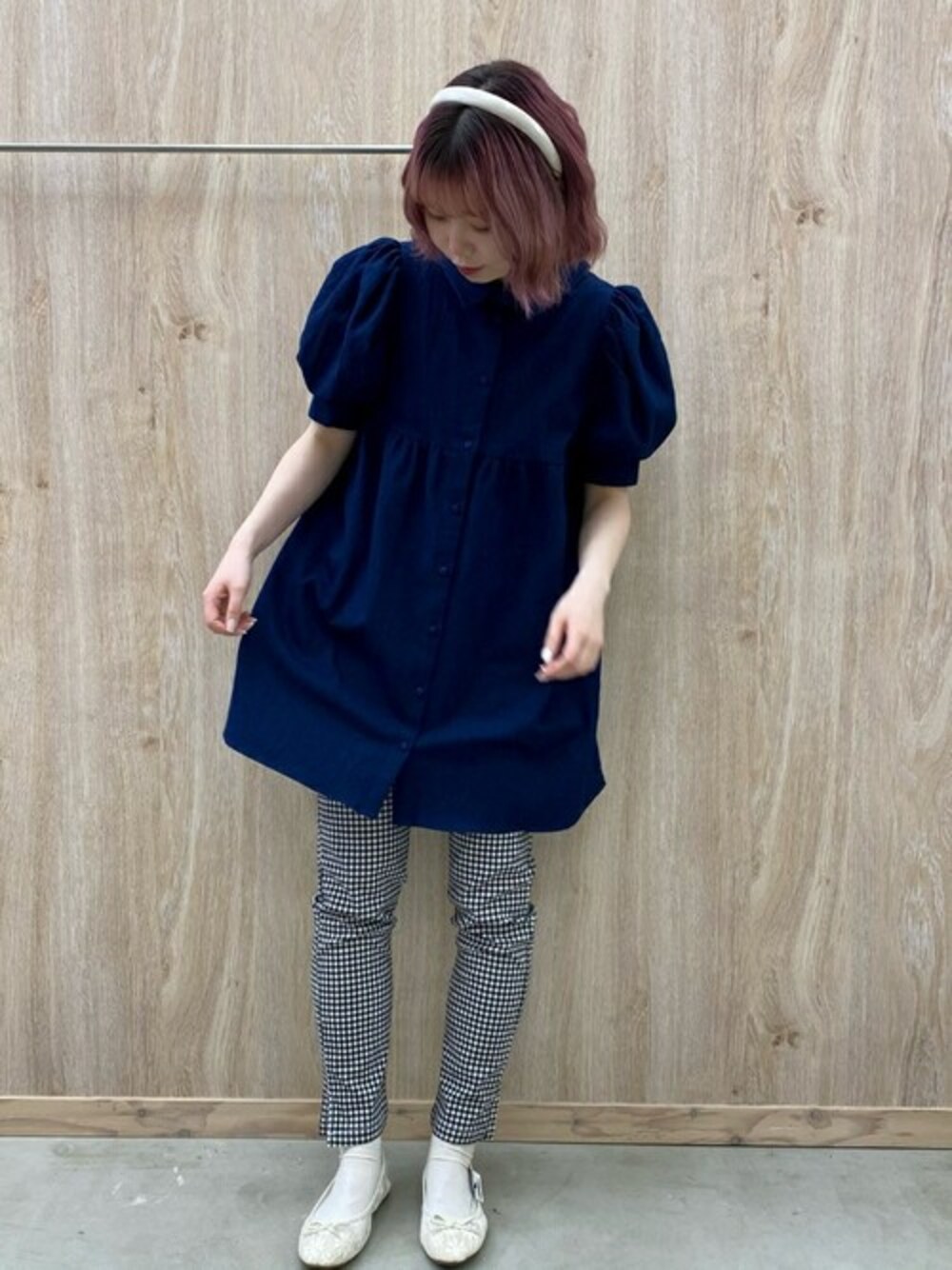 ブルー系のワンピース、ブラック系のスラックス、ホワイト系のバレエシューズを着用したレディースの春コーディネートの1枚目の写真