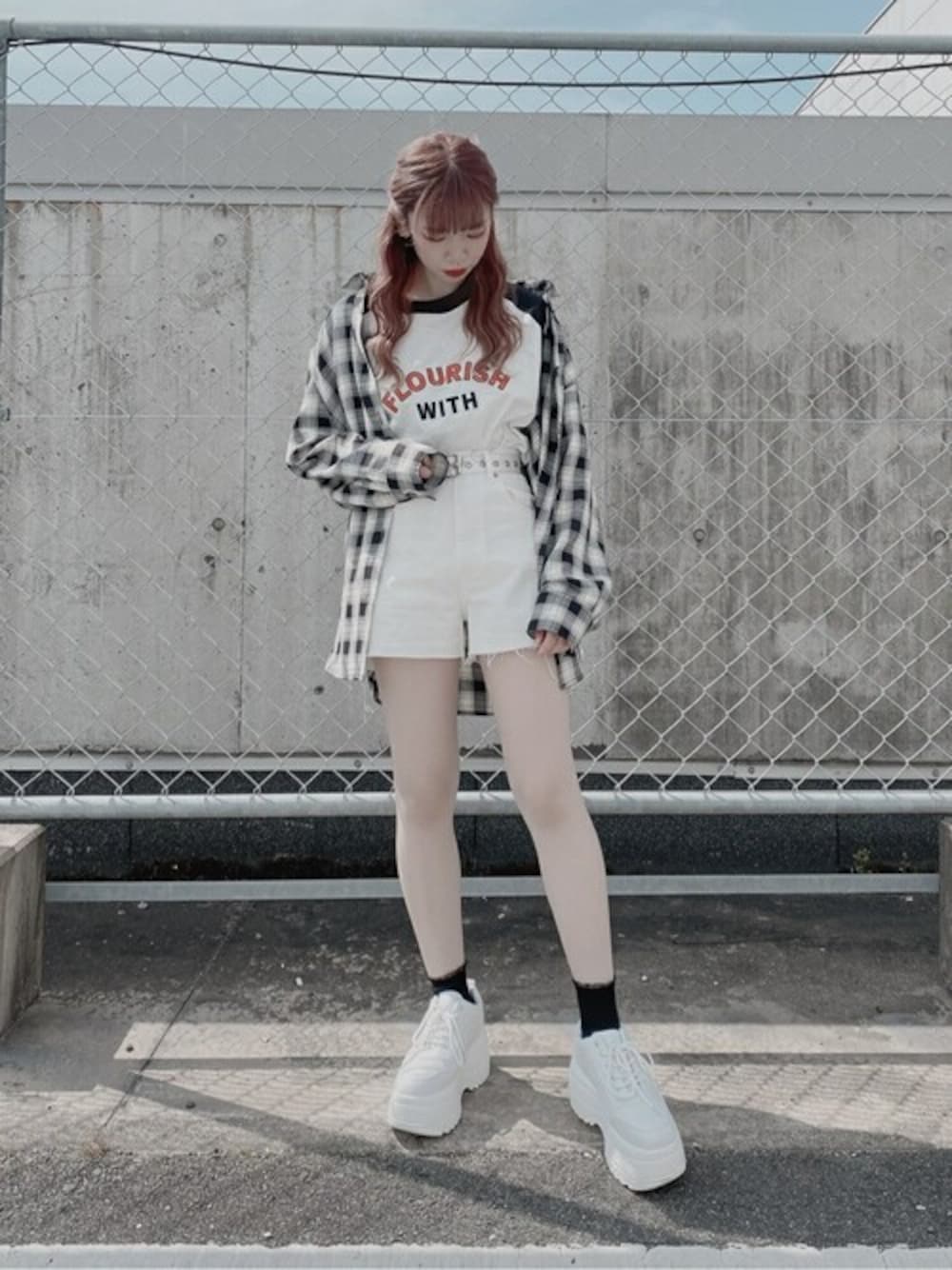 ブラック系のシャツ/ブラウス、ブラック系のTシャツ/カットソー、ホワイト系のデニムパンツを着用したレディースの春コーディネートの1枚目の写真