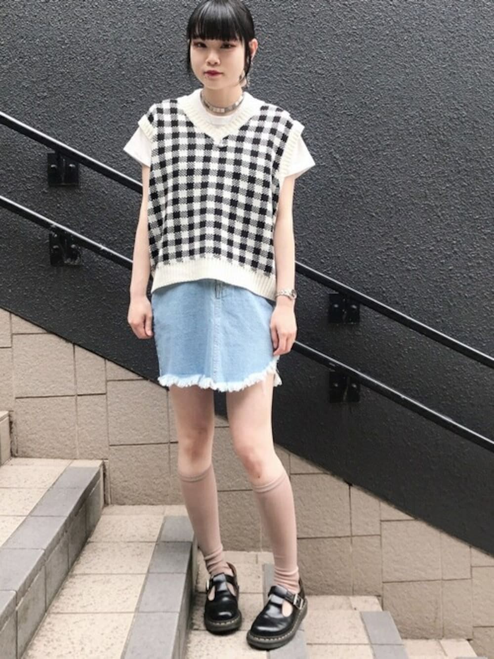 ブルー系のデニムスカート、ホワイト系のTシャツ/カットソー、ホワイト系のベストを着用したレディースの春コーディネートの1枚目の写真