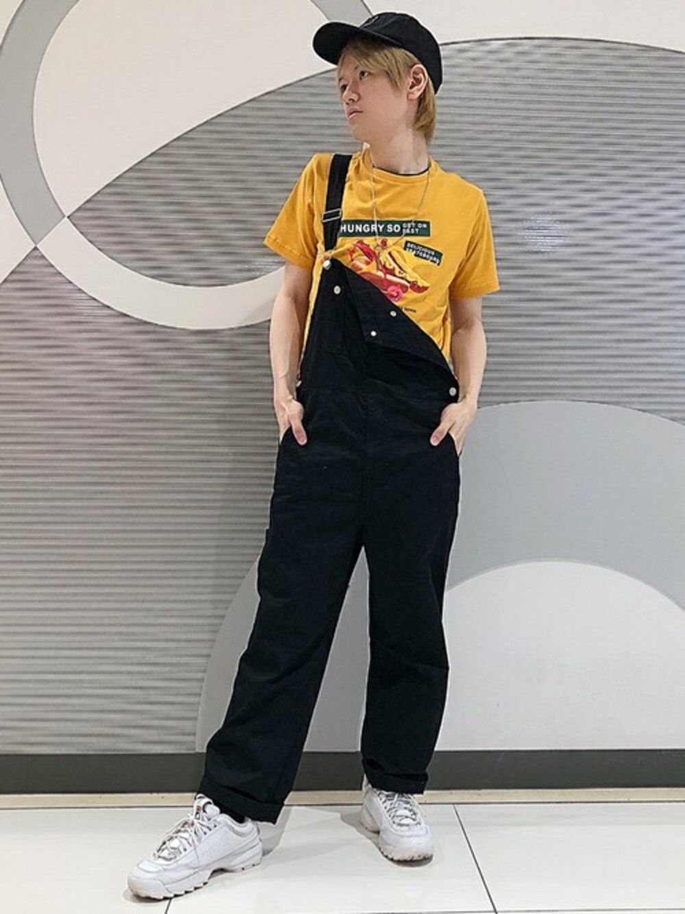 「カジュアル、ブラック、キャップ、オーバーオール、ストリート、メンズ、夏コーデ、カジュアルコーデ、カラーTシャツ、ホットドッグ」｜「WEGOのWEGO/HOTDOGスケボーTシャツ（Tシャツ/カットソー、オレンジ系）」を使った、WEGOさん（メンズ・173cm）の春コーディネートの1枚目の写真