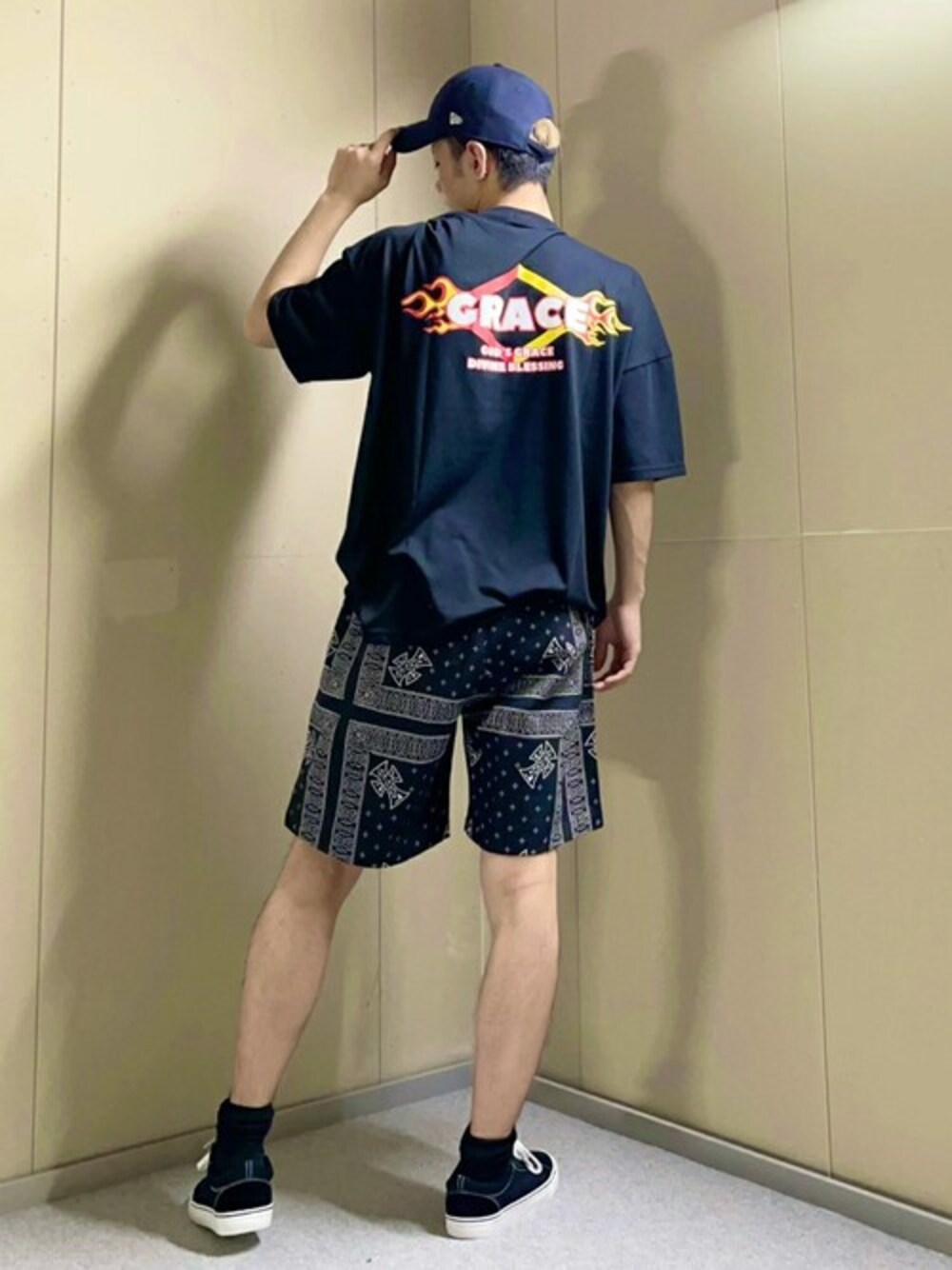 ブラック系のTシャツ/カットソー、その他のチノパンツ、ブラック系のスニーカーを着用したメンズの春コーディネートの1枚目の写真