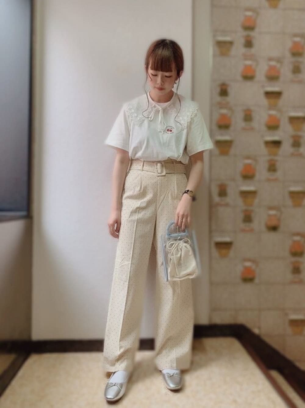 その他のTシャツ/カットソー、その他のスラックス、シルバー系のバレエシューズを着用したレディースの春コーディネートの1枚目の写真