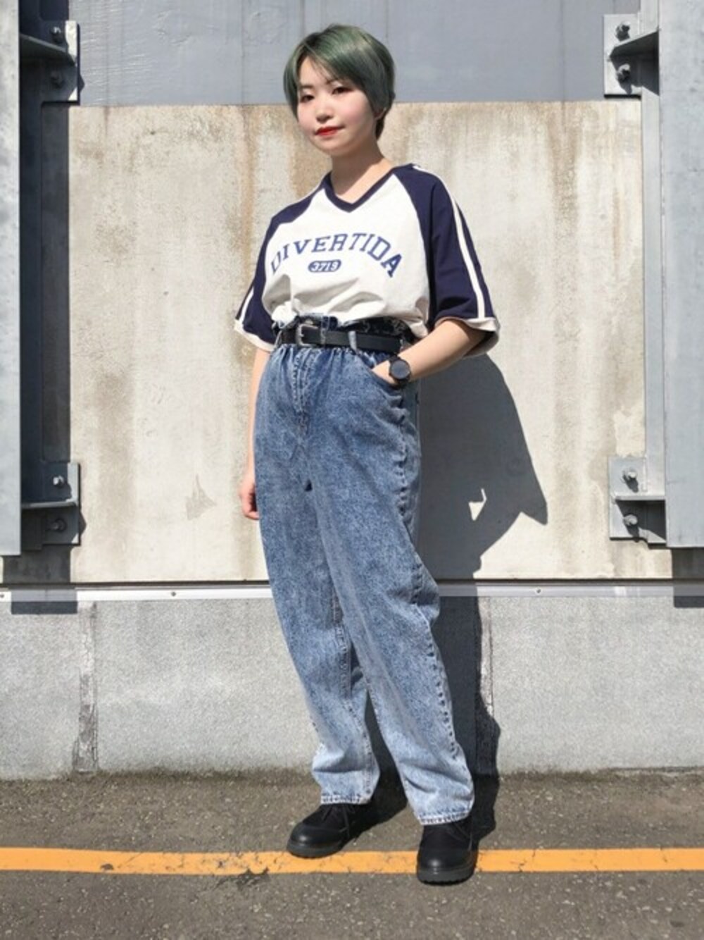 ベージュ系のTシャツ/カットソー、ブルー系のデニムパンツ、ブラック系のベルトを着用したレディースの春コーディネートの1枚目の写真