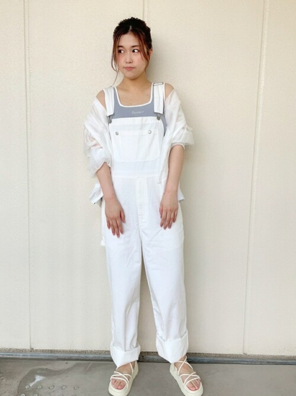 ブルー系のタンクトップ、ホワイト系のサロペット/オーバーオール、ホワイト系のブルゾンを着用したレディースの夏コーディネートの1枚目の写真