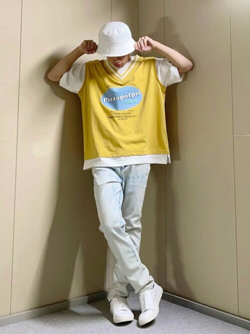 イエロー系のTシャツ/カットソー、ブルー系のデニムパンツ、ホワイト系のスニーカーを着用したレディースの夏コーディネートの1枚目の写真