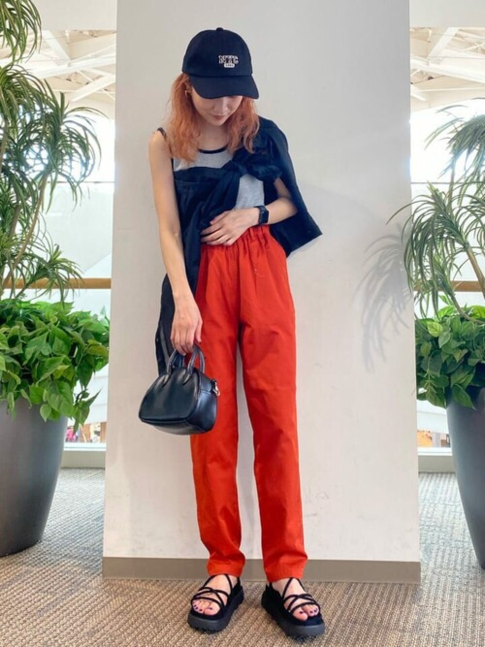 ブラック系のタンクトップ、ブラック系のシャツ/ブラウス、オレンジ系のチノパンツを着用したレディースの夏コーディネートの1枚目の写真