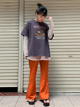 スラックス（オレンジ系）を使った「黒Tシャツ」の人気ファッション