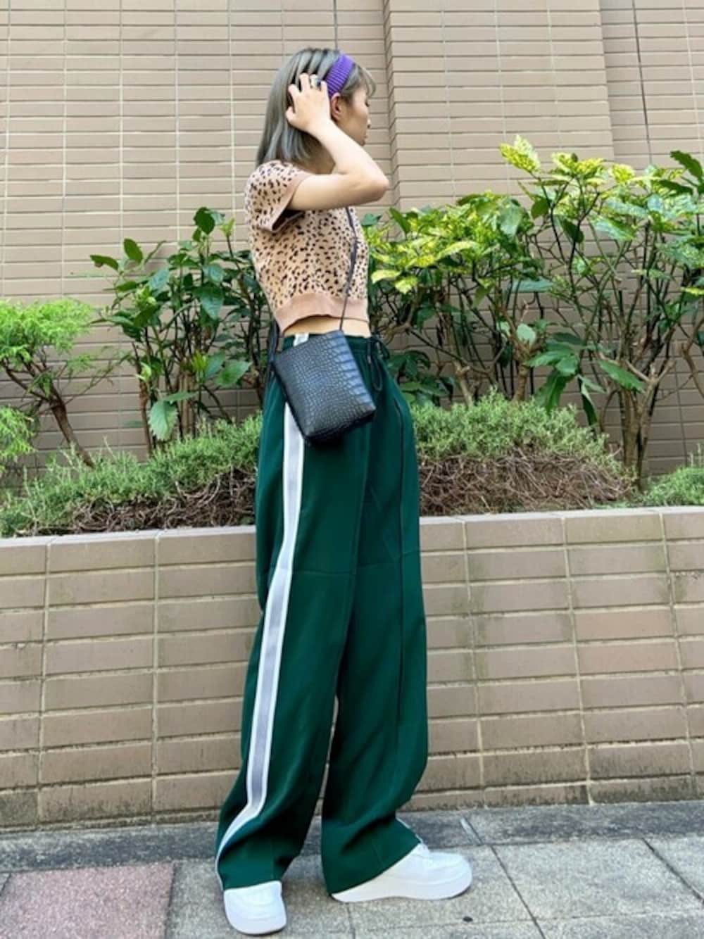 「ストリート、ワンマイルウェア、ジャージ、休日スタイル、アニマル柄、プチプラ、ミニバッグ、夏コーデ」｜「WEGOのWEGO/ラインワイドパンツ（スウェットパンツ、グリーン系）」を使った、WEGOさん（レディース・157cm）の夏コーディネートの1枚目の写真