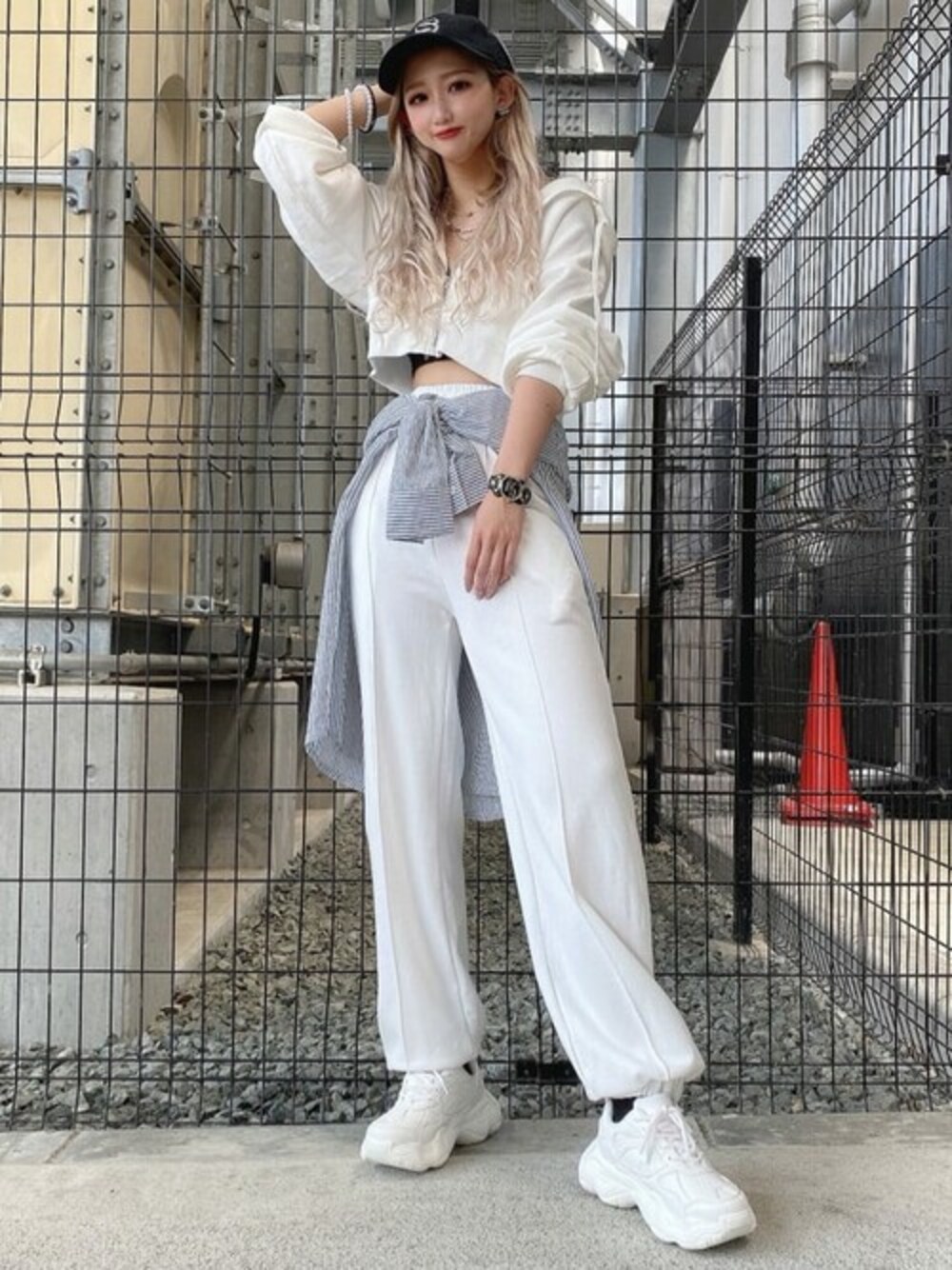 COACH ホワイト パーカー 秋ファッション WEGO(WEGO STAFF)｜WEGOのパーカーを使ったコーディネート - WEAR