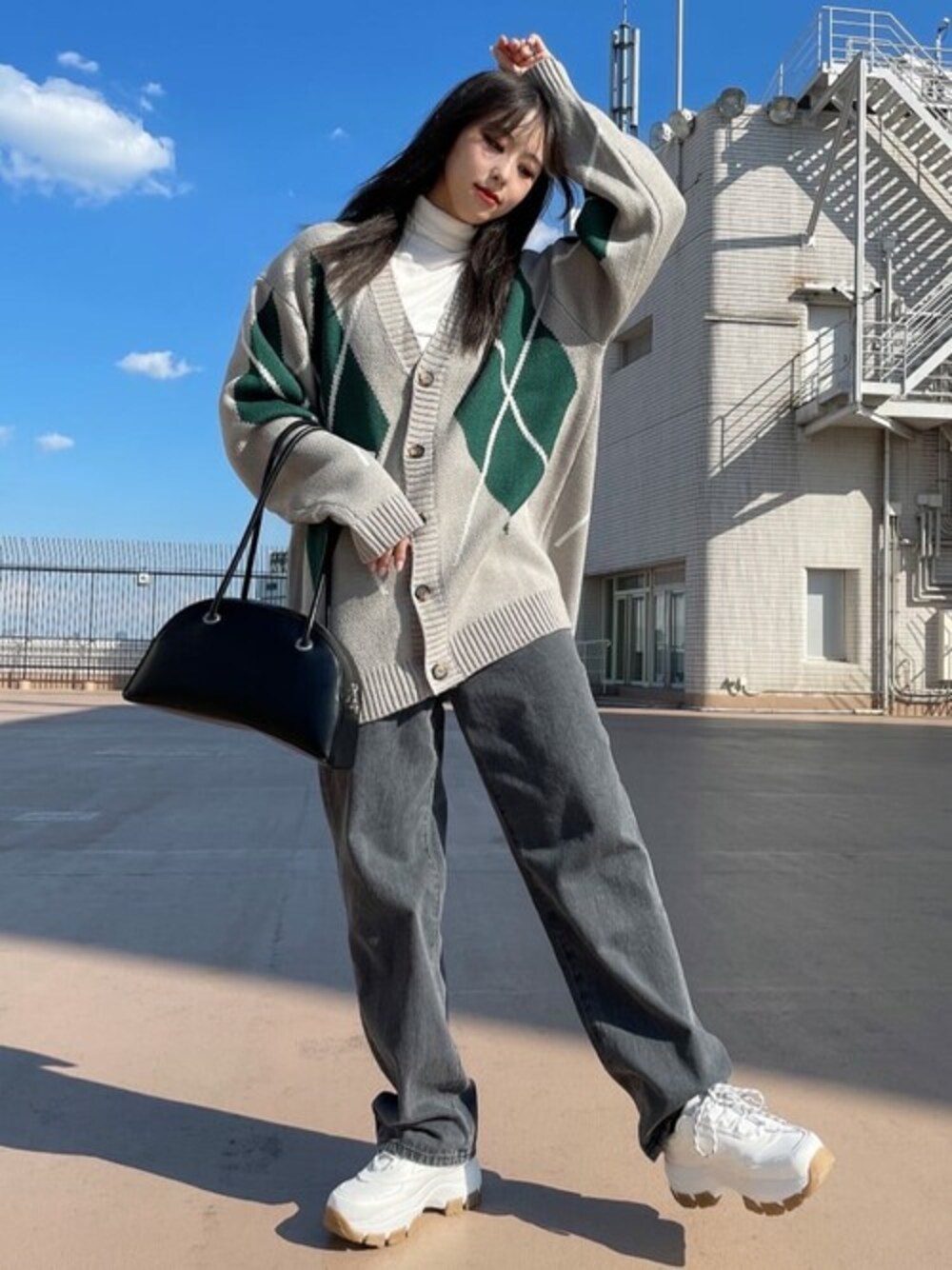 グレー系のカーディガン/ボレロ、ホワイト系のTシャツ/カットソー、ホワイト系のスニーカーを着用したレディースの秋コーディネートの1枚目の写真