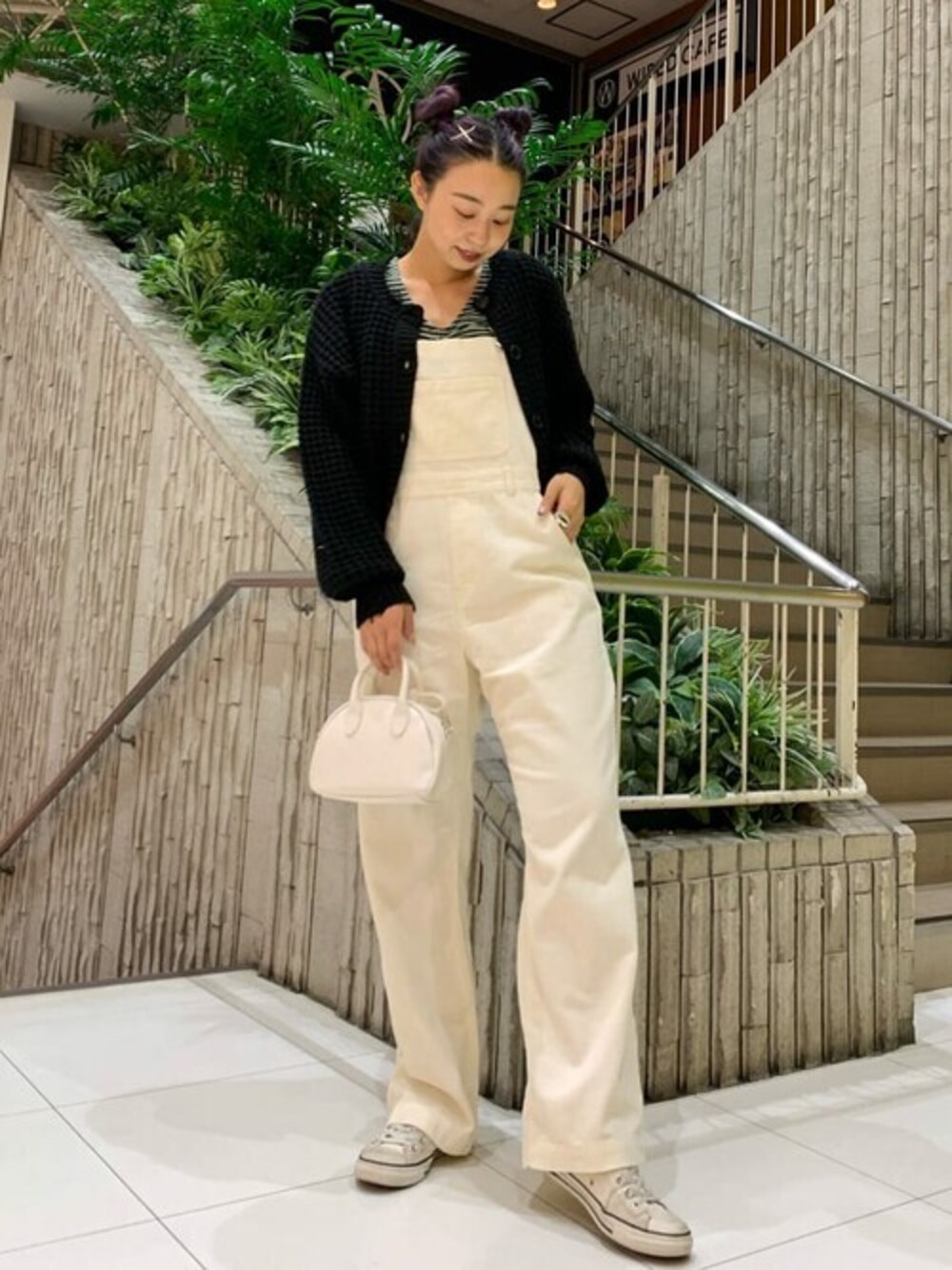 「カーディガン、コンバース、converse、ストリート、レイヤードスタイル、休日スタイル、白スニーカー、プチプラ、ミニバッグ、カジュアルコーデ」｜「WEGOのWEGO/2WAYダメージワッフルコンパクトカーディガン（カーディガン/ボレロ、ブラック系）」を使った、WEGOさん（レディース・163cm）の秋コーディネートの1枚目の写真