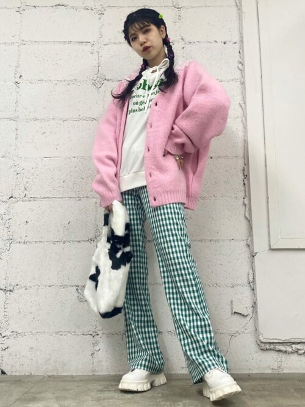 「カーディガン、スウェット、スラックス、トレーナー、モヘアニット、大人カジュアル、付け襟、韓国ファッション、秋冬コーデ、古着好きな人と繋がりたい」｜「WCのモヘアタッチビッグカーディガン（カーディガン/ボレロ、ピンク系）」を使った、WEGOさん（レディース・154cm）の秋コーディネートの1枚目の写真