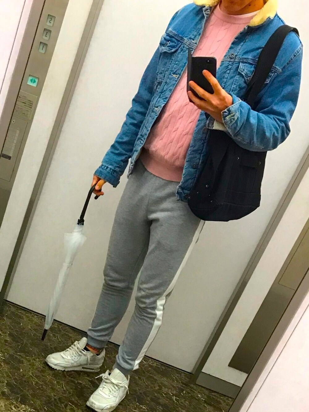 「ユニクロ、コスパ、デニムジャケット、ootd、寒い、渋い」｜「jiggys shopのスウェット メンズ ジョガーパンツ（スウェットパンツ、グレー系）」を使った、サトシさん（メンズ・174cm）の春コーディネートの1枚目の写真